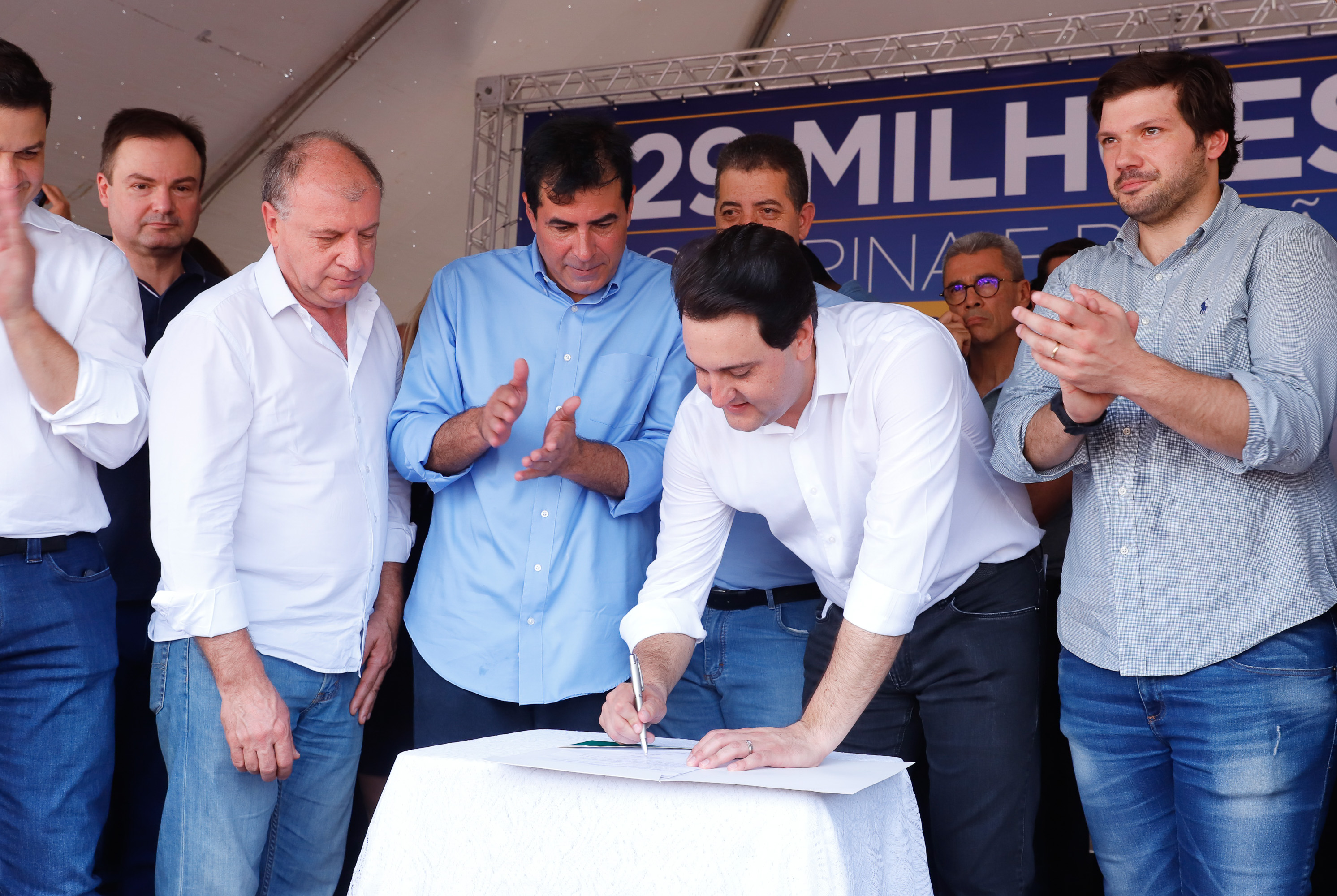 Londrina e outros sete municípios do Norte do Paraná terão R$ 29,8 milhões para fazer investimentos em escolas, ruas, centro cultural e compra de equipamentos. O governador Carlos Massa Ratinho Junior esteve nesta quinta-feira (03) em Londrina, onde recebeu os prefeitos e autorizou as licitações e homologações dos projetos.