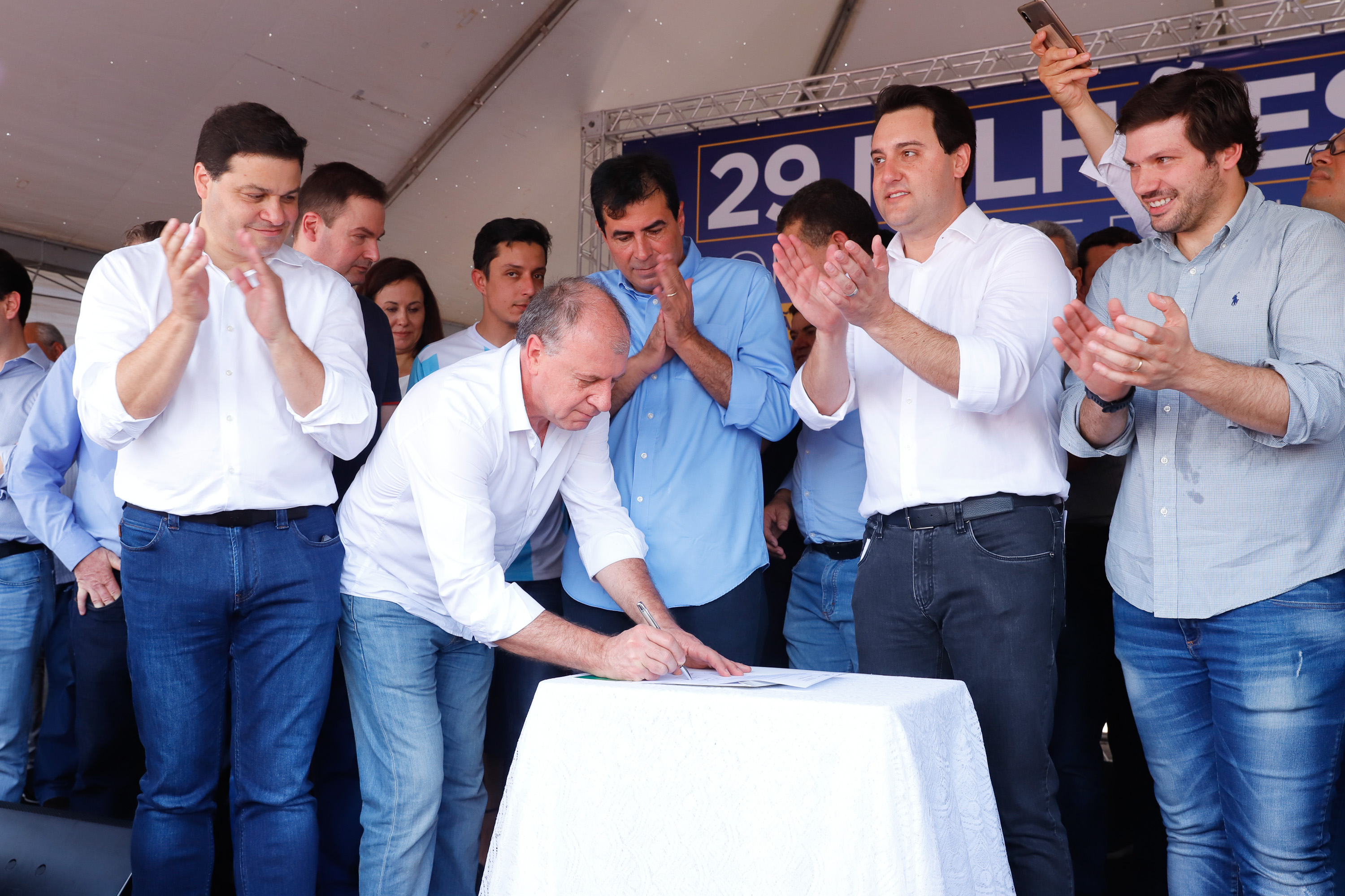 Londrina e outros sete municípios do Norte do Paraná terão R$ 29,8 milhões para fazer investimentos em escolas, ruas, centro cultural e compra de equipamentos. O governador Carlos Massa Ratinho Junior esteve nesta quinta-feira (03) em Londrina, onde recebeu os prefeitos e autorizou as licitações e homologações dos projetos.