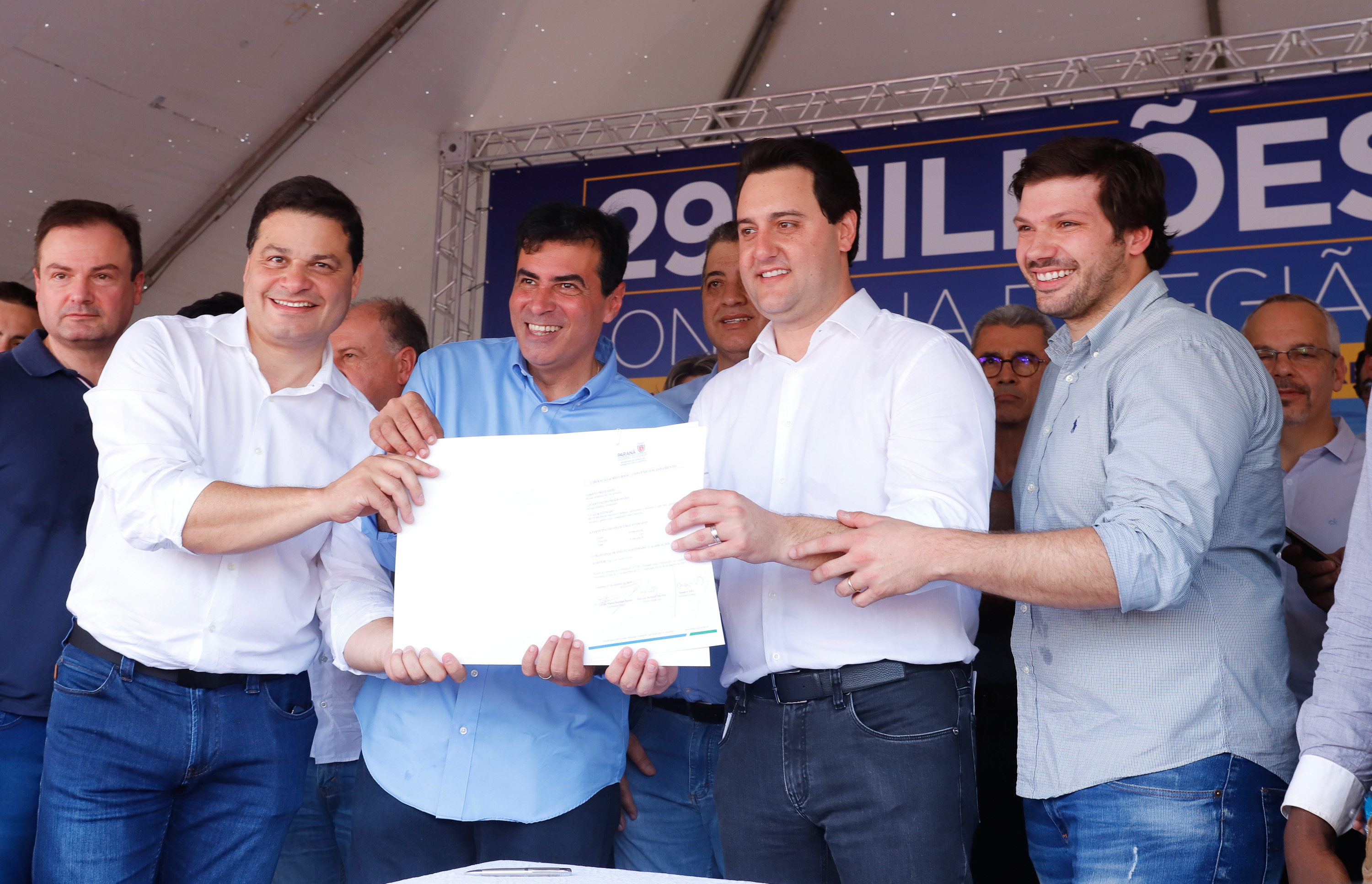 Londrina e outros sete municípios do Norte do Paraná terão R$ 29,8 milhões para fazer investimentos em escolas, ruas, centro cultural e compra de equipamentos. O governador Carlos Massa Ratinho Junior esteve nesta quinta-feira (03) em Londrina, onde recebeu os prefeitos e autorizou as licitações e homologações dos projetos.