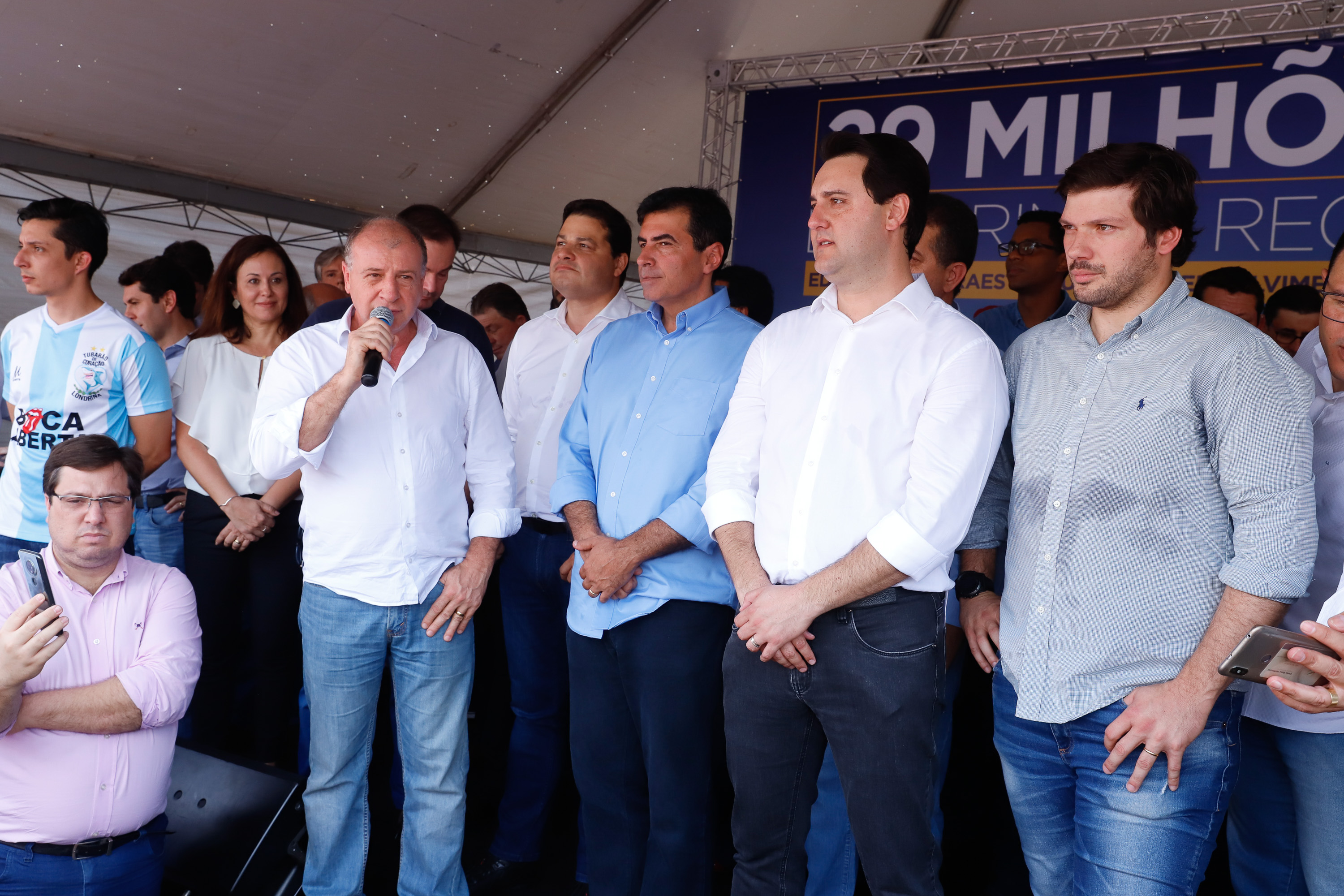 Londrina e outros sete municípios do Norte do Paraná terão R$ 29,8 milhões para fazer investimentos em escolas, ruas, centro cultural e compra de equipamentos. O governador Carlos Massa Ratinho Junior esteve nesta quinta-feira (03) em Londrina, onde recebeu os prefeitos e autorizou as licitações e homologações dos projetos.