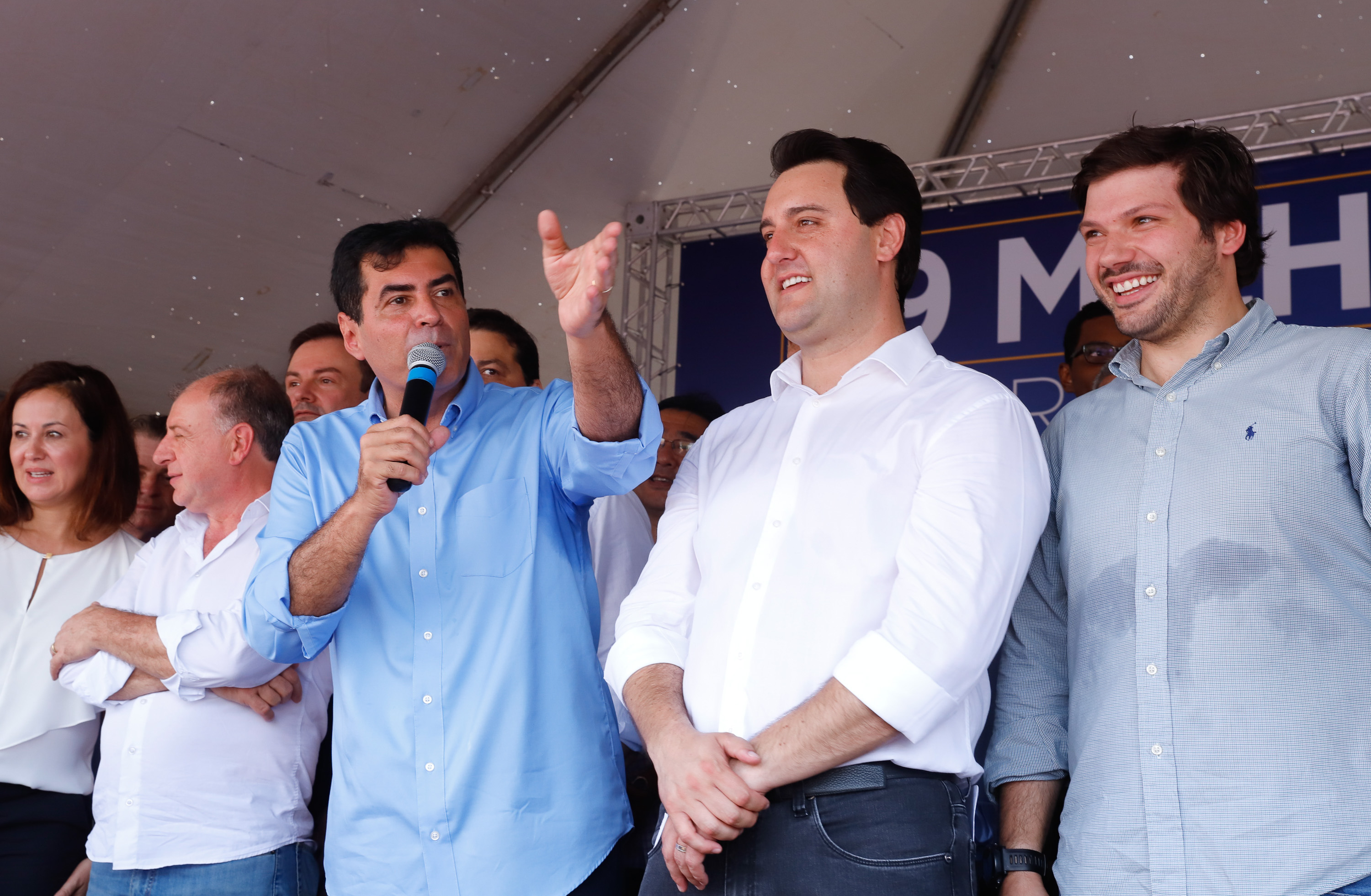 Londrina e outros sete municípios do Norte do Paraná terão R$ 29,8 milhões para fazer investimentos em escolas, ruas, centro cultural e compra de equipamentos. O governador Carlos Massa Ratinho Junior esteve nesta quinta-feira (03) em Londrina, onde recebeu os prefeitos e autorizou as licitações e homologações dos projetos.