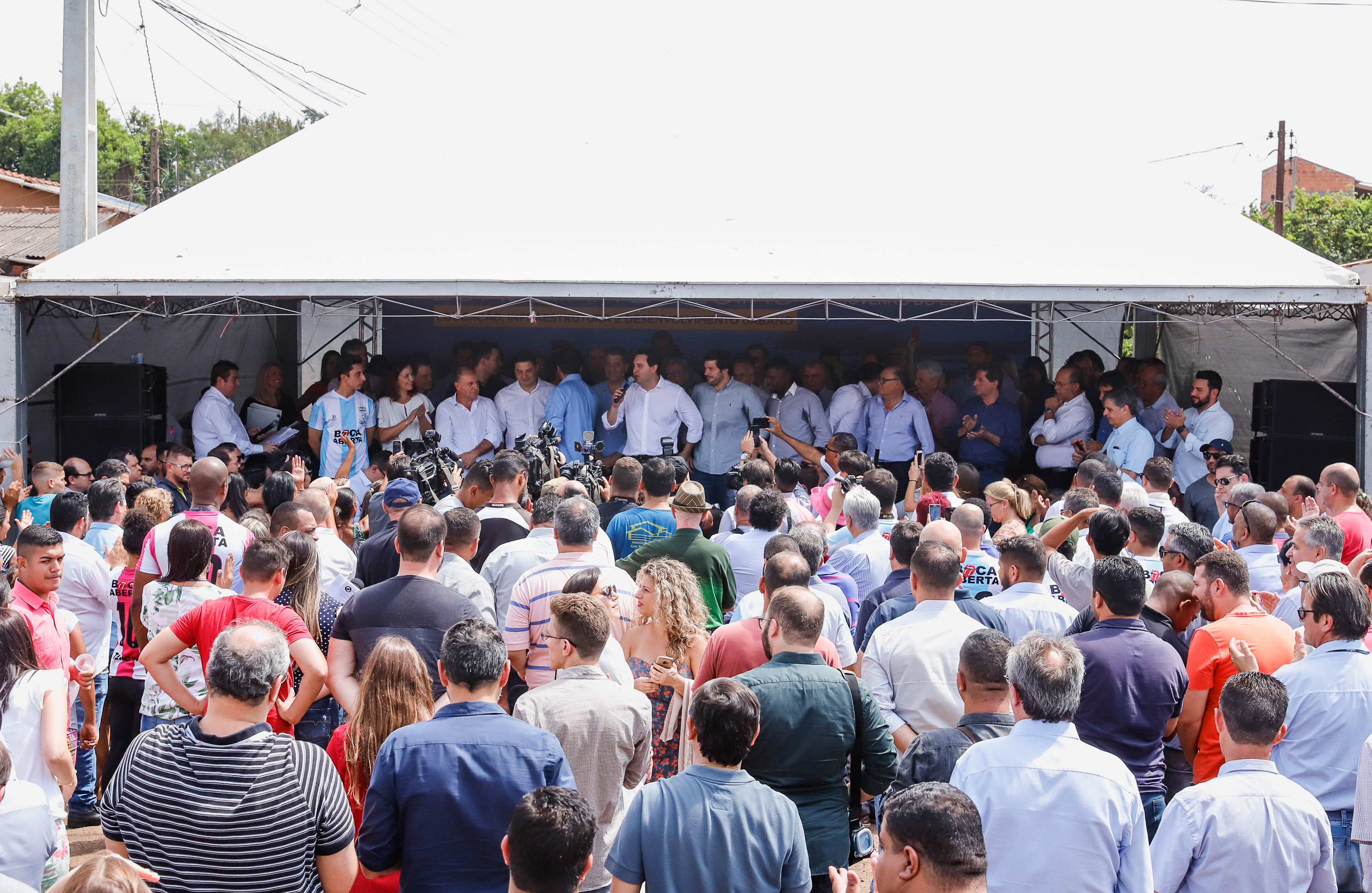Londrina e outros sete municípios do Norte do Paraná terão R$ 29,8 milhões para fazer investimentos em escolas, ruas, centro cultural e compra de equipamentos. O governador Carlos Massa Ratinho Junior esteve nesta quinta-feira (03) em Londrina, onde recebeu os prefeitos e autorizou as licitações e homologações dos projetos.