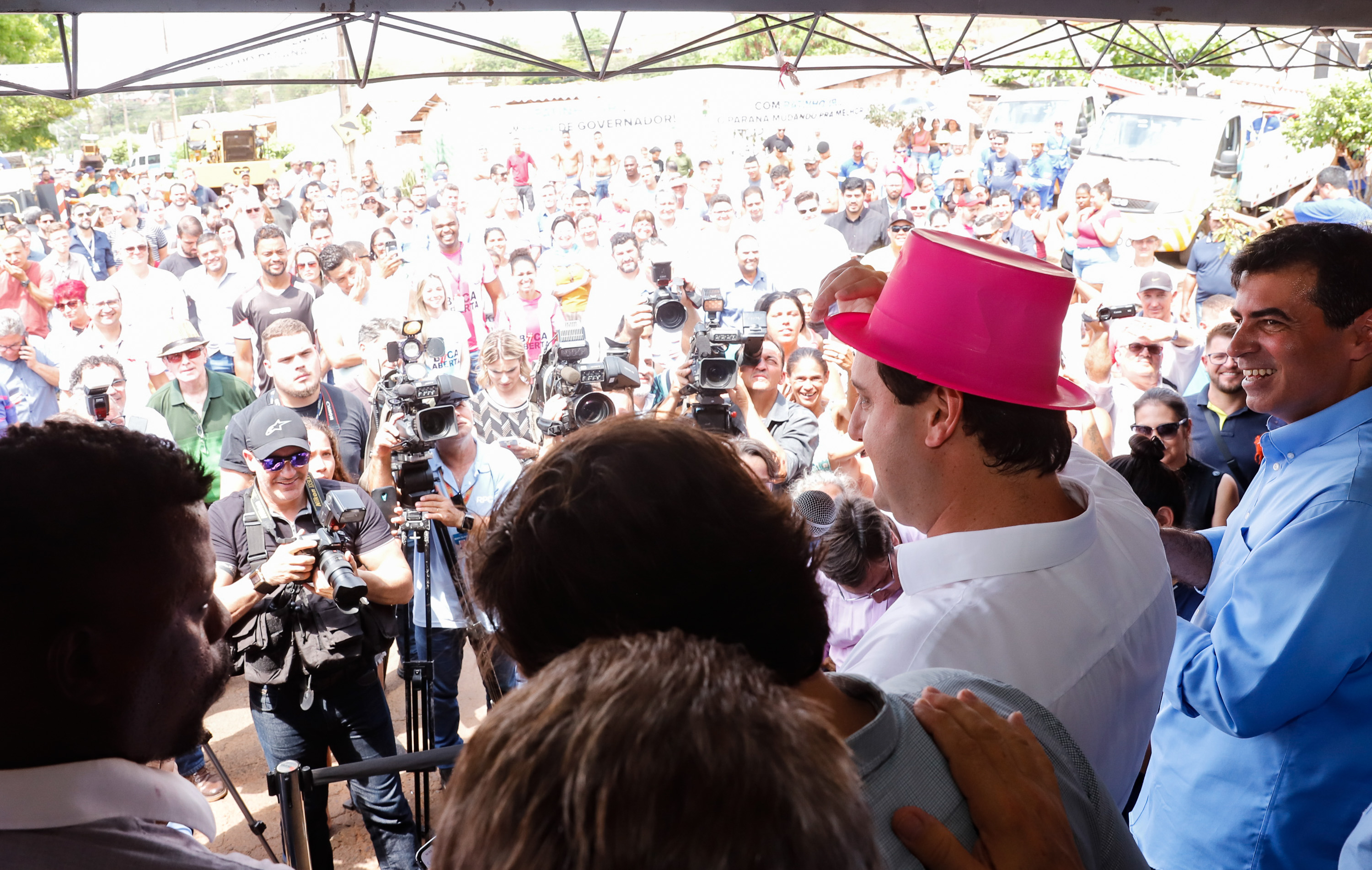 Londrina e outros sete municípios do Norte do Paraná terão R$ 29,8 milhões para fazer investimentos em escolas, ruas, centro cultural e compra de equipamentos. O governador Carlos Massa Ratinho Junior esteve nesta quinta-feira (03) em Londrina, onde recebeu os prefeitos e autorizou as licitações e homologações dos projetos.