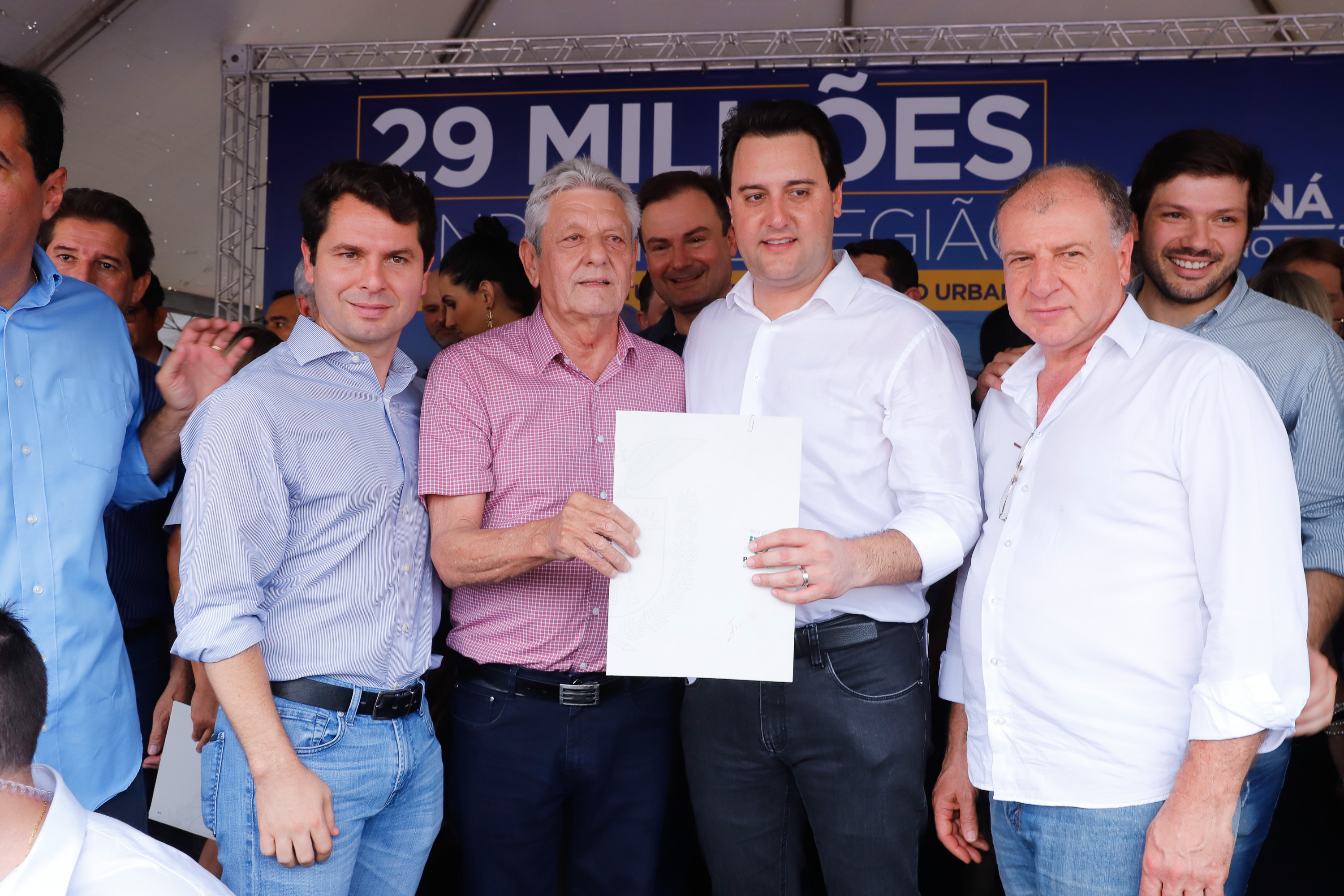 Londrina e outros sete municípios do Norte do Paraná terão R$ 29,8 milhões para fazer investimentos em escolas, ruas, centro cultural e compra de equipamentos. O governador Carlos Massa Ratinho Junior esteve nesta quinta-feira (03) em Londrina, onde recebeu os prefeitos e autorizou as licitações e homologações dos projetos.