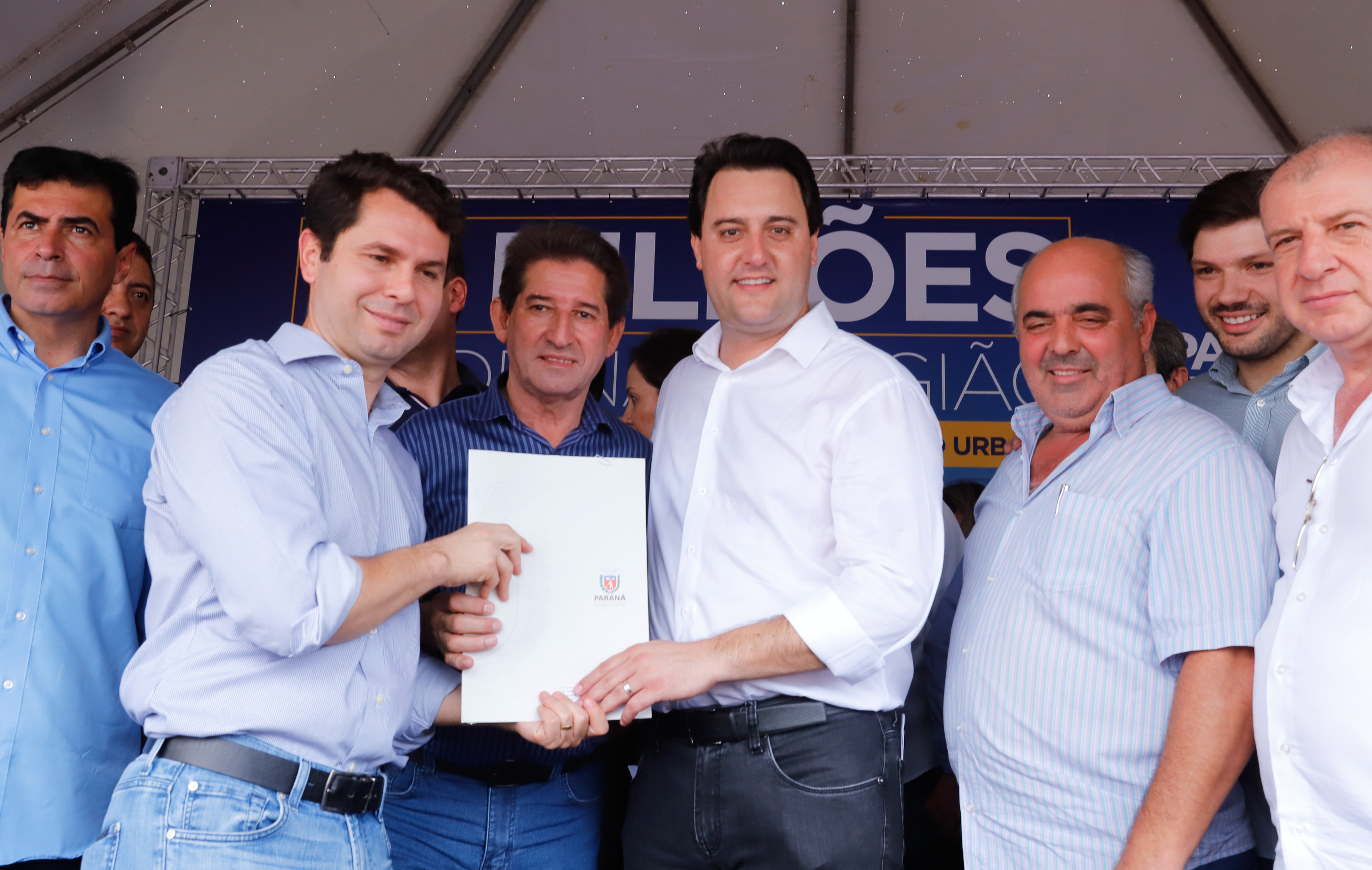 Londrina e outros sete municípios do Norte do Paraná terão R$ 29,8 milhões para fazer investimentos em escolas, ruas, centro cultural e compra de equipamentos. O governador Carlos Massa Ratinho Junior esteve nesta quinta-feira (03) em Londrina, onde recebeu os prefeitos e autorizou as licitações e homologações dos projetos.