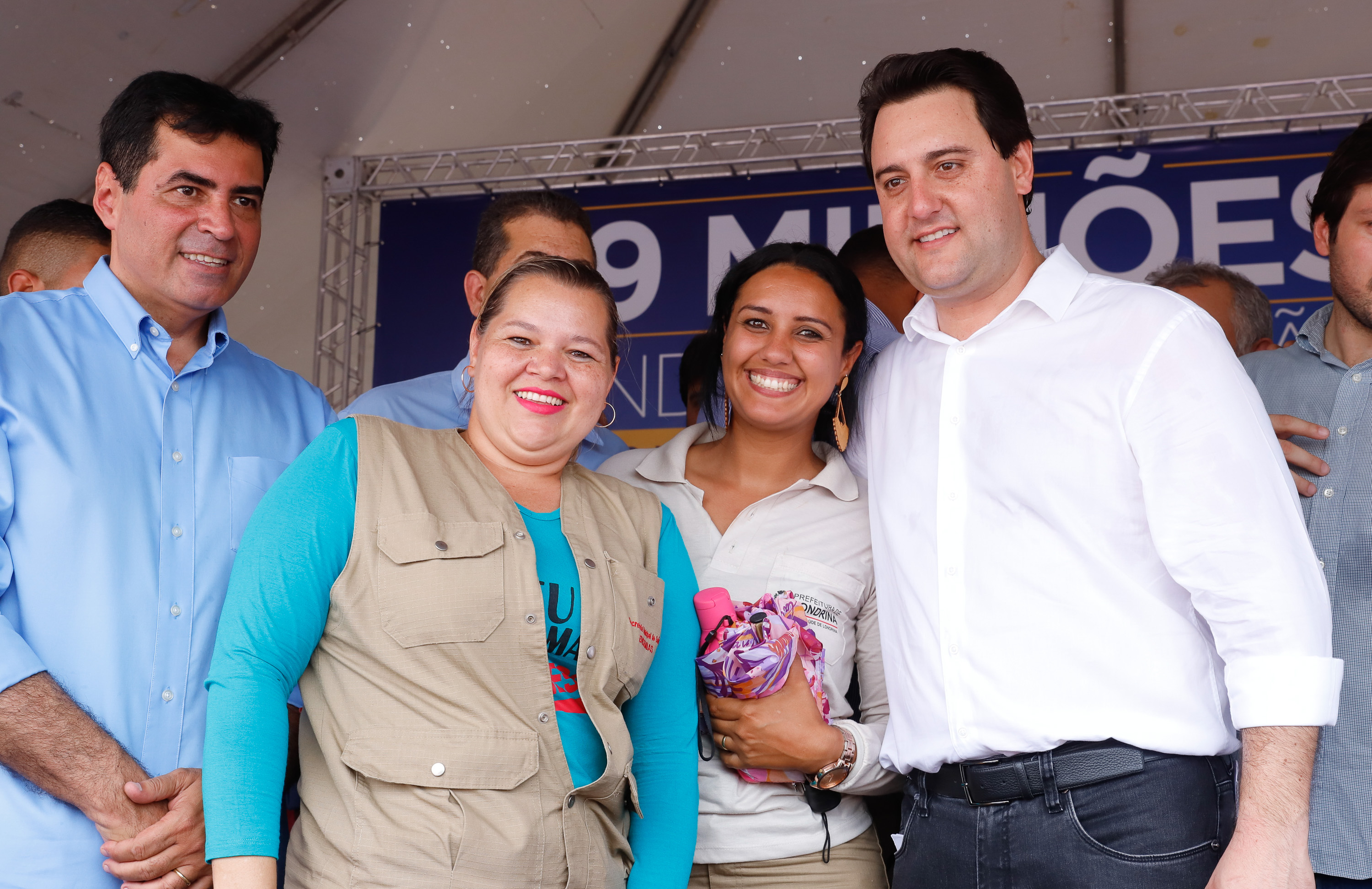 Londrina e outros sete municípios do Norte do Paraná terão R$ 29,8 milhões para fazer investimentos em escolas, ruas, centro cultural e compra de equipamentos. O governador Carlos Massa Ratinho Junior esteve nesta quinta-feira (03) em Londrina, onde recebeu os prefeitos e autorizou as licitações e homologações dos projetos.