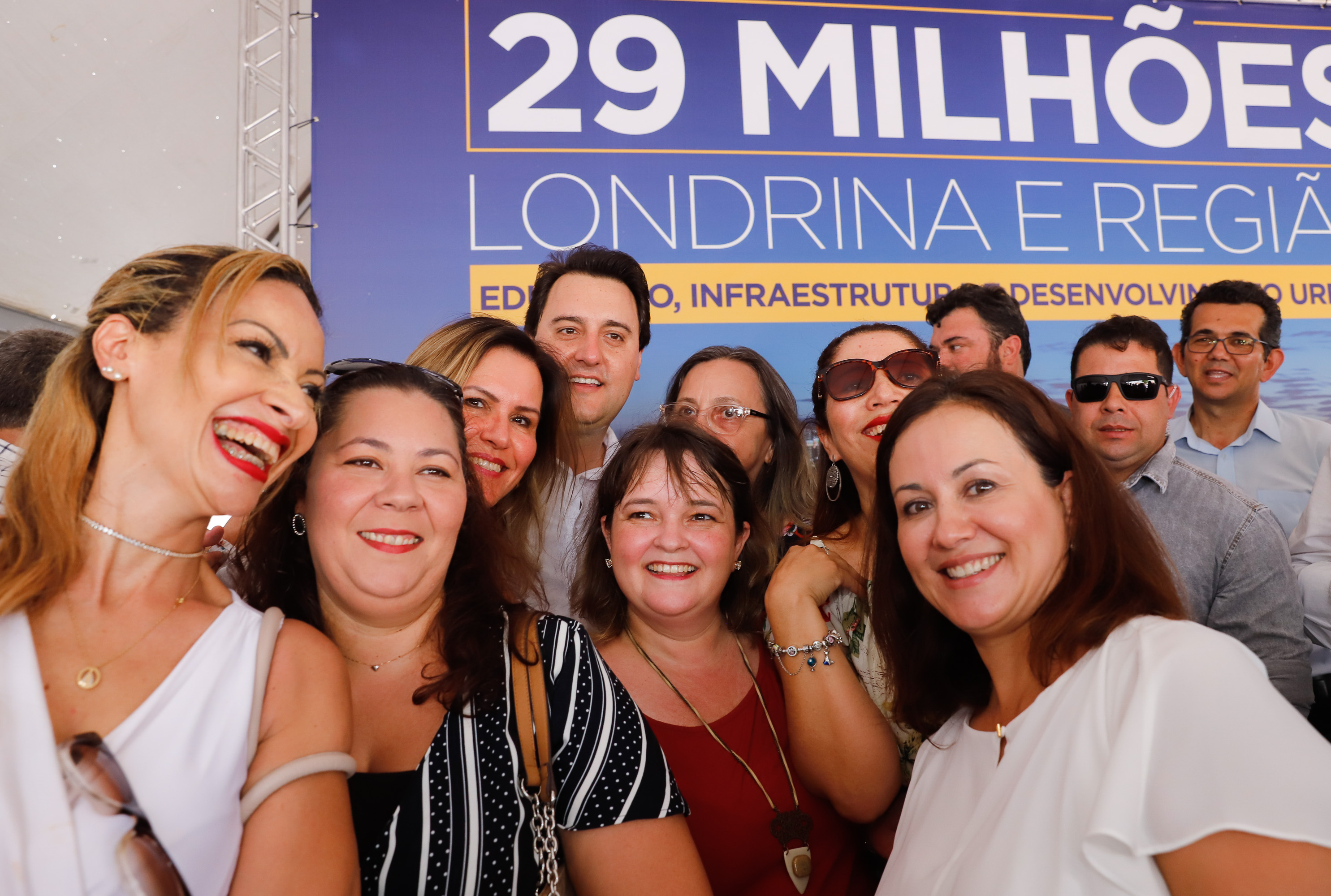 Londrina e outros sete municípios do Norte do Paraná terão R$ 29,8 milhões para fazer investimentos em escolas, ruas, centro cultural e compra de equipamentos. O governador Carlos Massa Ratinho Junior esteve nesta quinta-feira (03) em Londrina, onde recebeu os prefeitos e autorizou as licitações e homologações dos projetos.