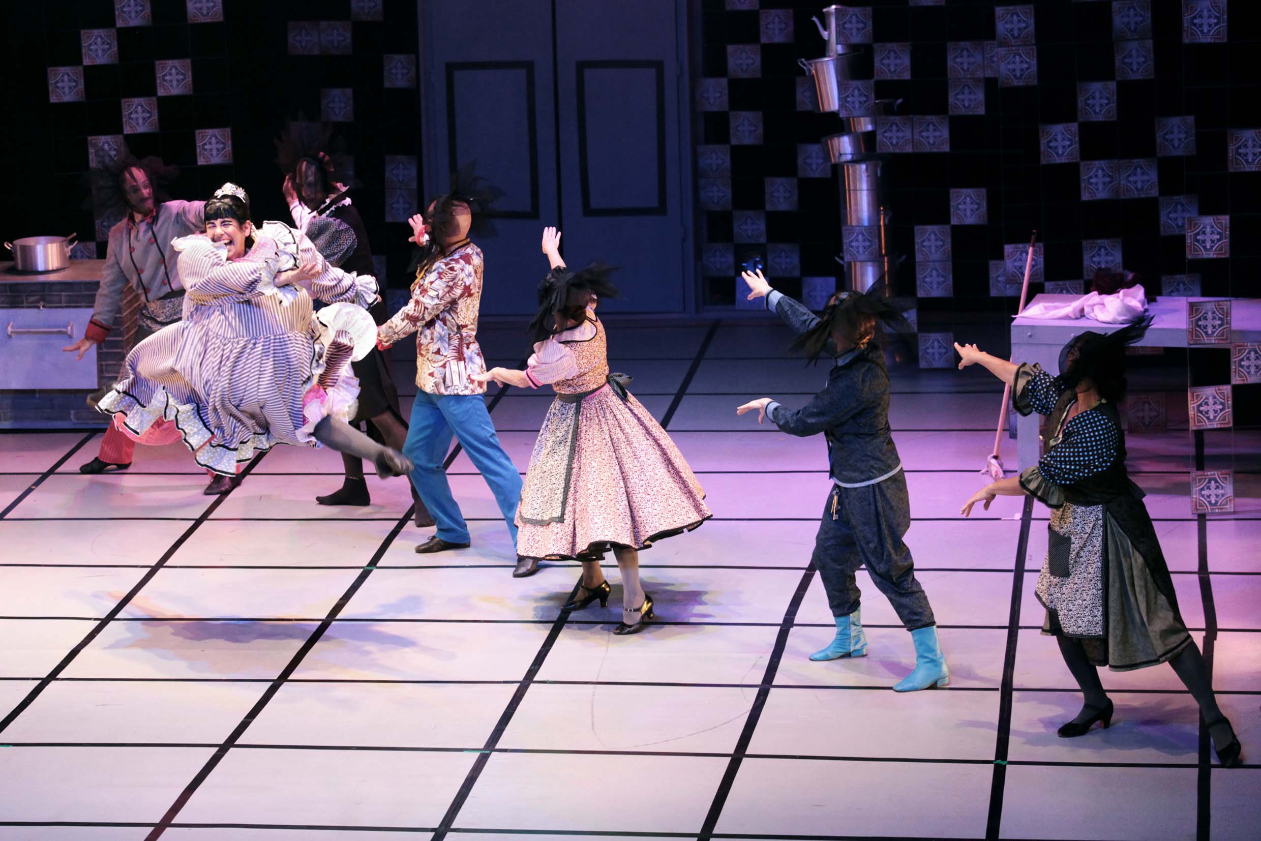 O G2 Cia. de Dança, companhia de bailarinos master do Teatro Guaíra, se apresenta no Sudeste e Nordeste do país em outubro. Dias 13 e 15 o grupo dança em Vitória (ES) e dias 26 e 27 é a vez de Fortaleza (CE). As viagens fazem parte da celebração de vinte anos do G2. No repertório, duas coreografias aclamadas: La Cena e Blow Elliot Benjamin. Nos últimos anos, o grupo vem desenvolvendo uma técnica inovadora que une dança, interpretação e música.