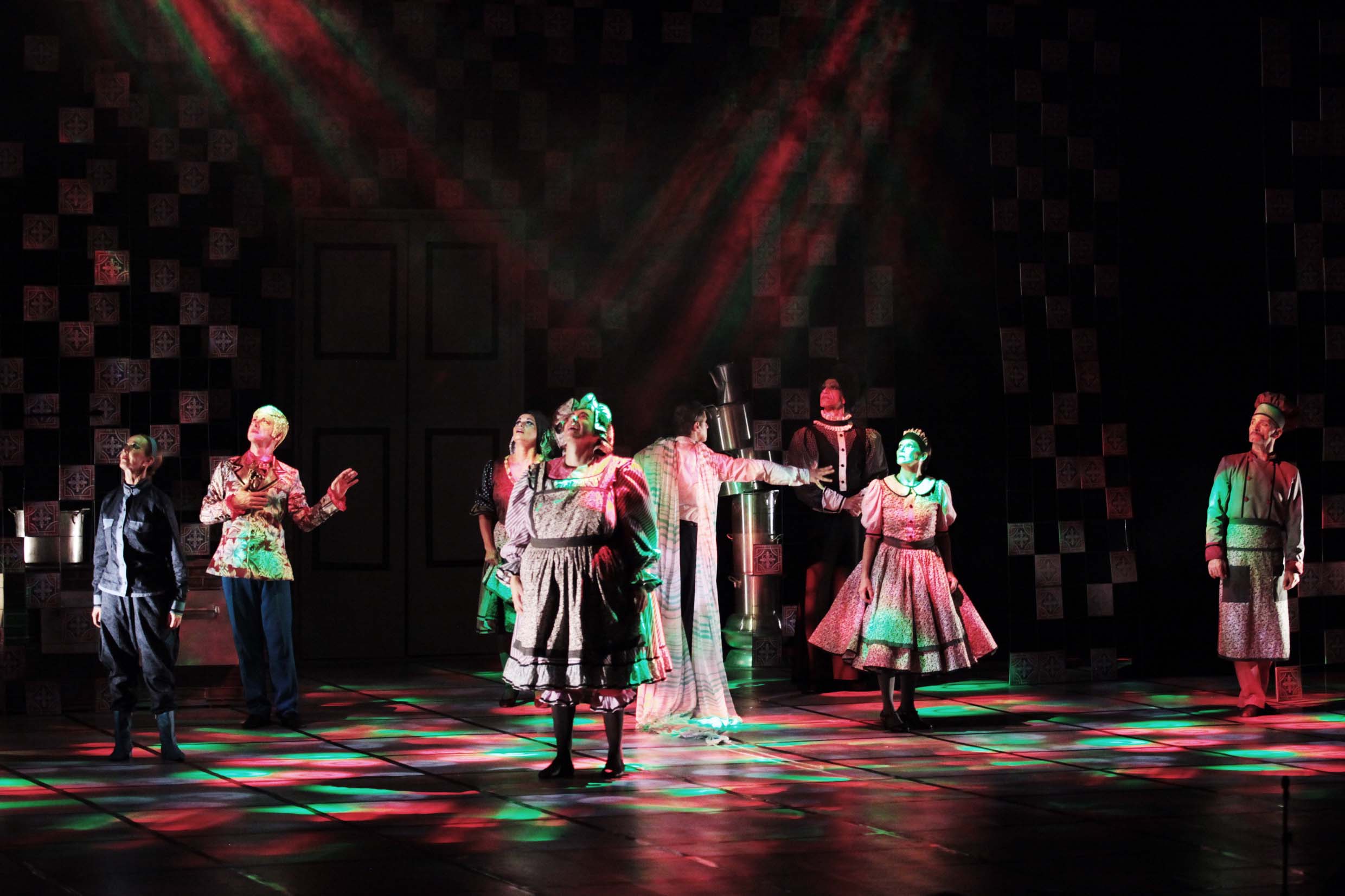 O G2 Cia. de Dança, companhia de bailarinos master do Teatro Guaíra, se apresenta no Sudeste e Nordeste do país em outubro. Dias 13 e 15 o grupo dança em Vitória (ES) e dias 26 e 27 é a vez de Fortaleza (CE). As viagens fazem parte da celebração de vinte anos do G2. No repertório, duas coreografias aclamadas: La Cena e Blow Elliot Benjamin. Nos últimos anos, o grupo vem desenvolvendo uma técnica inovadora que une dança, interpretação e música.