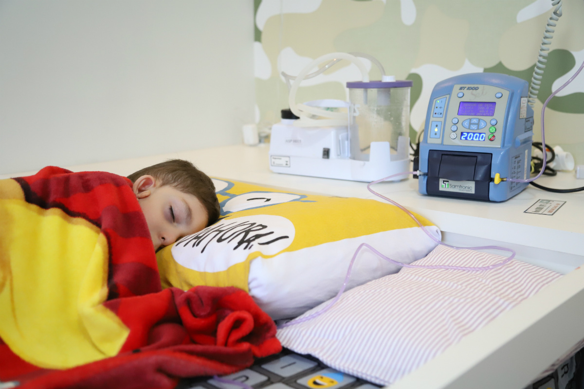 A Copel acaba de abrir um telefone exclusivo para atendimento a casos de falta de energia em domicílios onde residem pacientes dependentes do uso de equipamentos elétricos vitais, como respiradores, ventiladores, aspiradores e equipamentos de diálise.A consumidora Letícia Fanini e seu filho Lorenzo (fotos) receberam a notícia por parte dos copelianos Charllys Silveira e Anderson Marcos.Foto: Divulgação/Copel