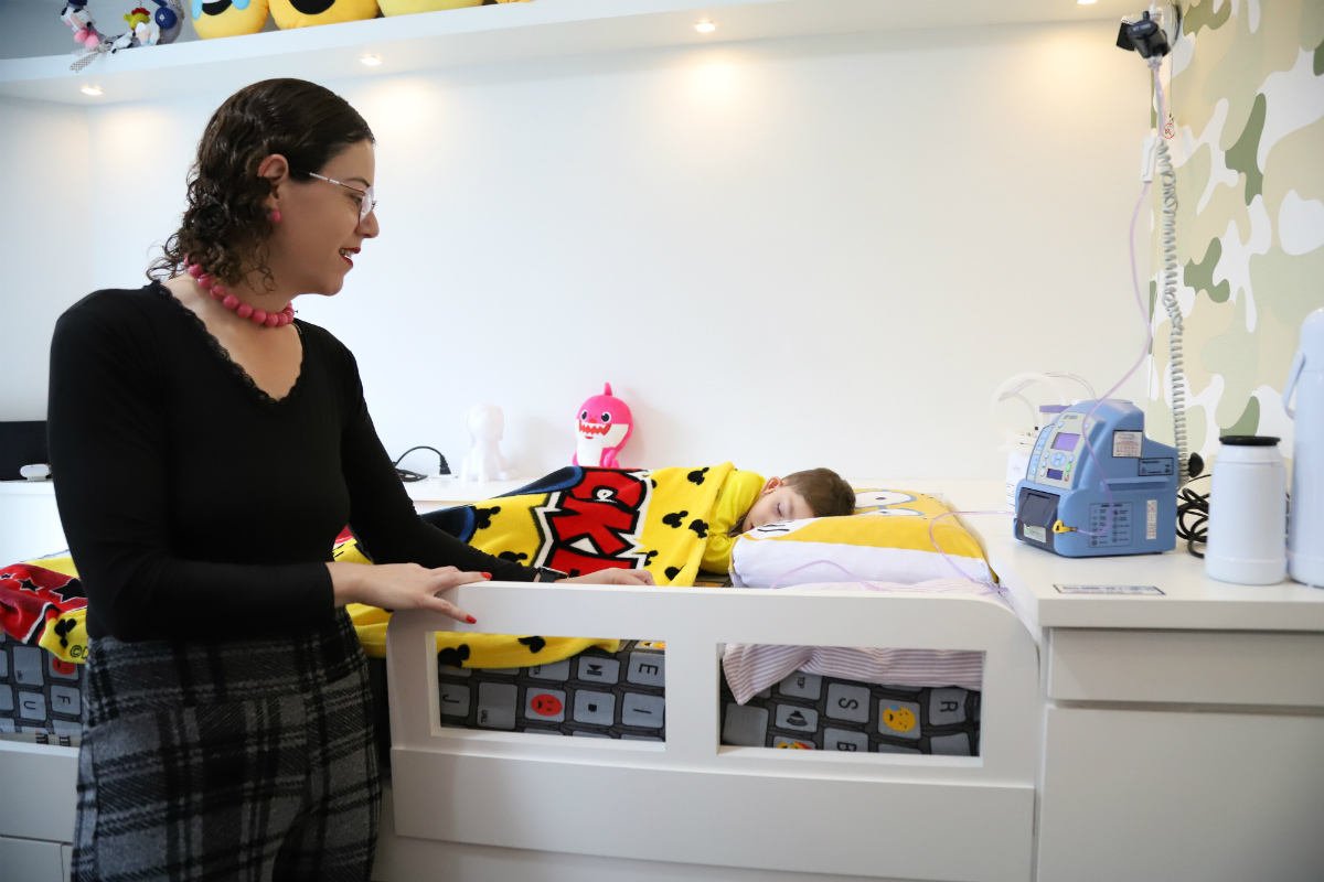 A Copel acaba de abrir um telefone exclusivo para atendimento a casos de falta de energia em domicílios onde residem pacientes dependentes do uso de equipamentos elétricos vitais, como respiradores, ventiladores, aspiradores e equipamentos de diálise.A consumidora Letícia Fanini e seu filho Lorenzo (fotos) receberam a notícia por parte dos copelianos Charllys Silveira e Anderson Marcos.Foto: Divulgação/Copel