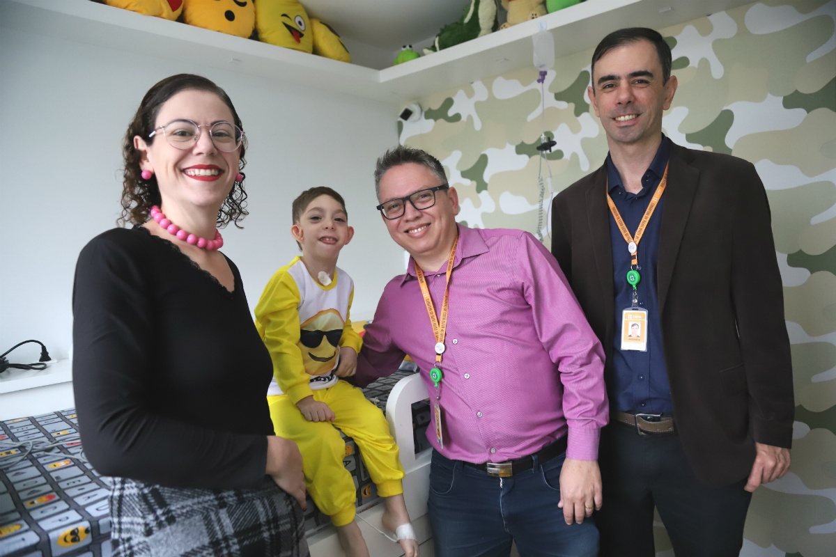 A Copel acaba de abrir um telefone exclusivo para atendimento a casos de falta de energia em domicílios onde residem pacientes dependentes do uso de equipamentos elétricos vitais, como respiradores, ventiladores, aspiradores e equipamentos de diálise.A consumidora Letícia Fanini e seu filho Lorenzo (fotos) receberam a notícia por parte dos copelianos Charllys Silveira e Anderson Marcos.Foto: Divulgação/Copel