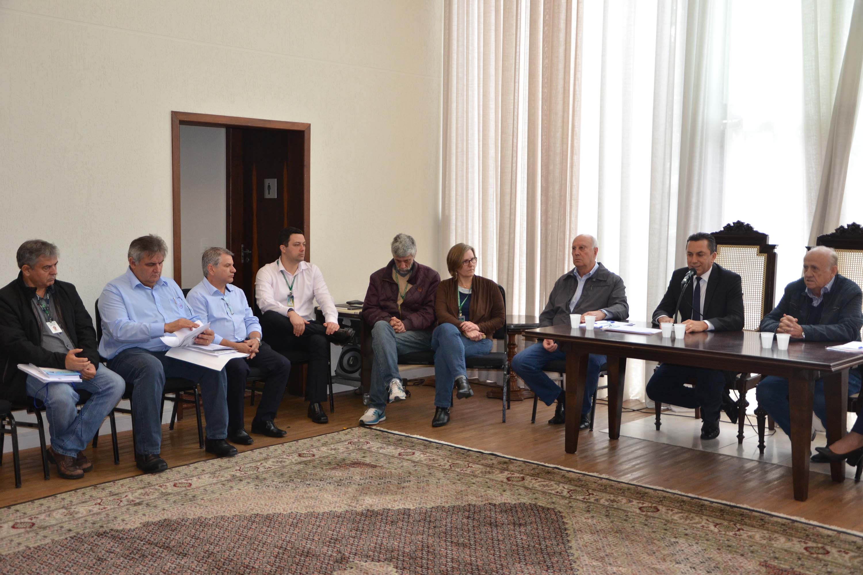 O Governo do Paraná realizou aproximadamente 100 eventos no Estado, nos últimos 30 dias, para orientar e qualificar cerca de 5 mil produtores de leite em relação aos cuidados na manutenção da sanidade dos animais e qualidade do produto