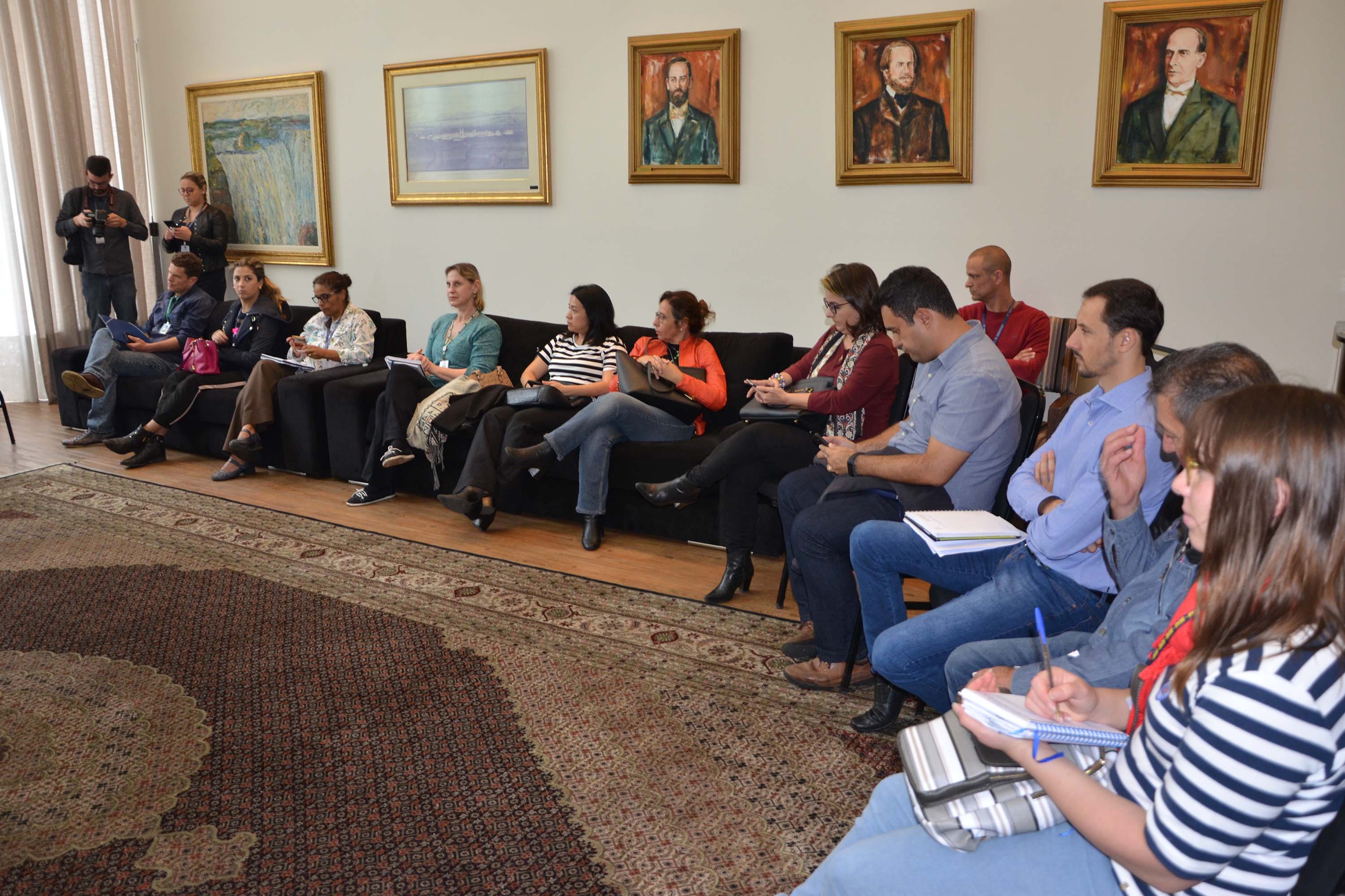 O Governo do Paraná realizou aproximadamente 100 eventos no Estado, nos últimos 30 dias, para orientar e qualificar cerca de 5 mil produtores de leite em relação aos cuidados na manutenção da sanidade dos animais e qualidade do produto