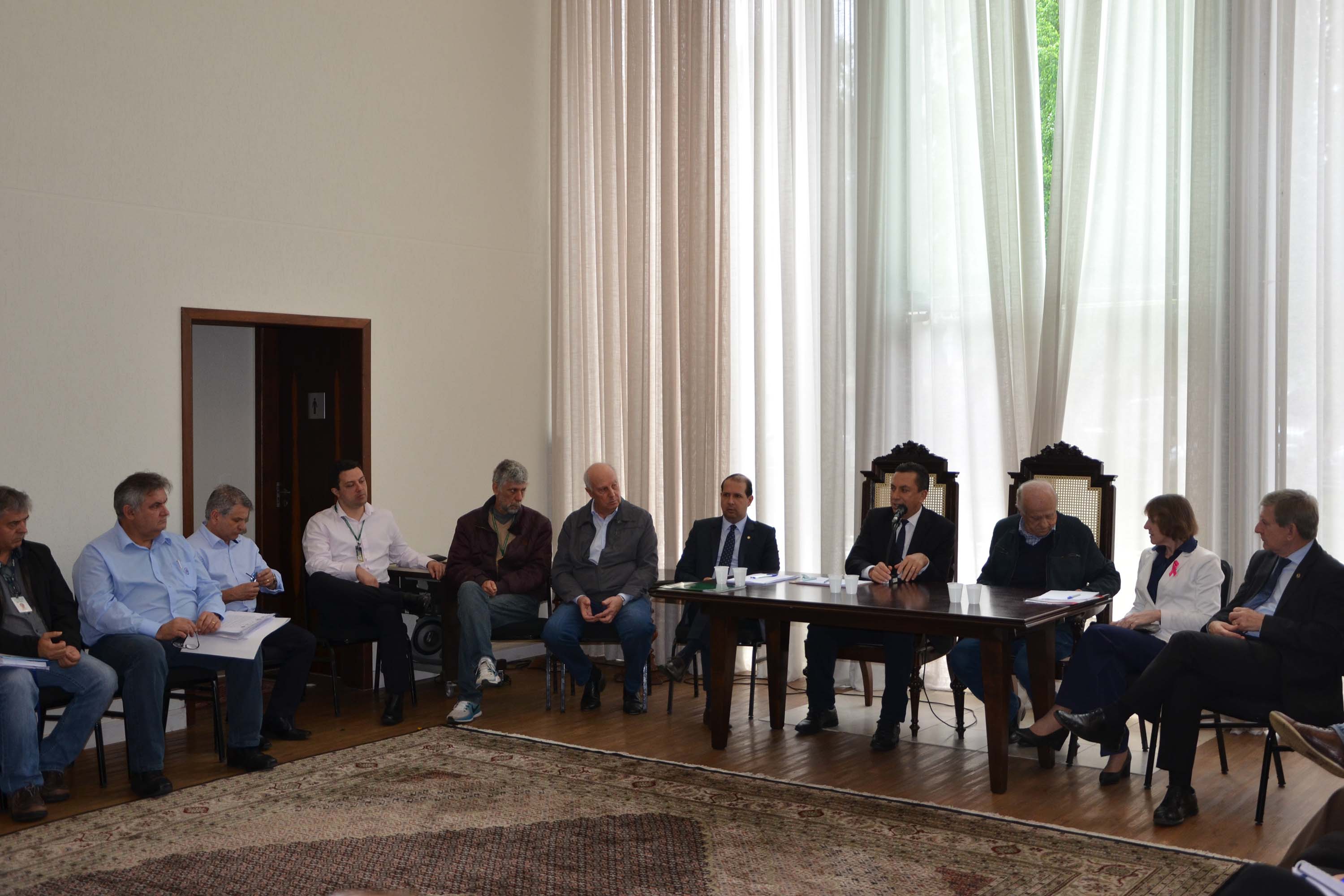 O Governo do Paraná realizou aproximadamente 100 eventos no Estado, nos últimos 30 dias, para orientar e qualificar cerca de 5 mil produtores de leite em relação aos cuidados na manutenção da sanidade dos animais e qualidade do produto