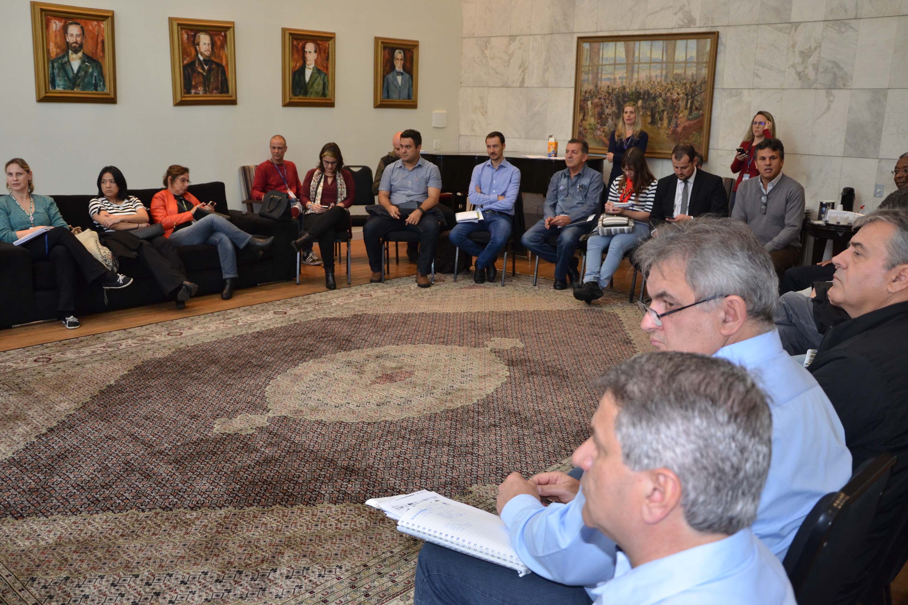 O Governo do Paraná realizou aproximadamente 100 eventos no Estado, nos últimos 30 dias, para orientar e qualificar cerca de 5 mil produtores de leite em relação aos cuidados na manutenção da sanidade dos animais e qualidade do produto