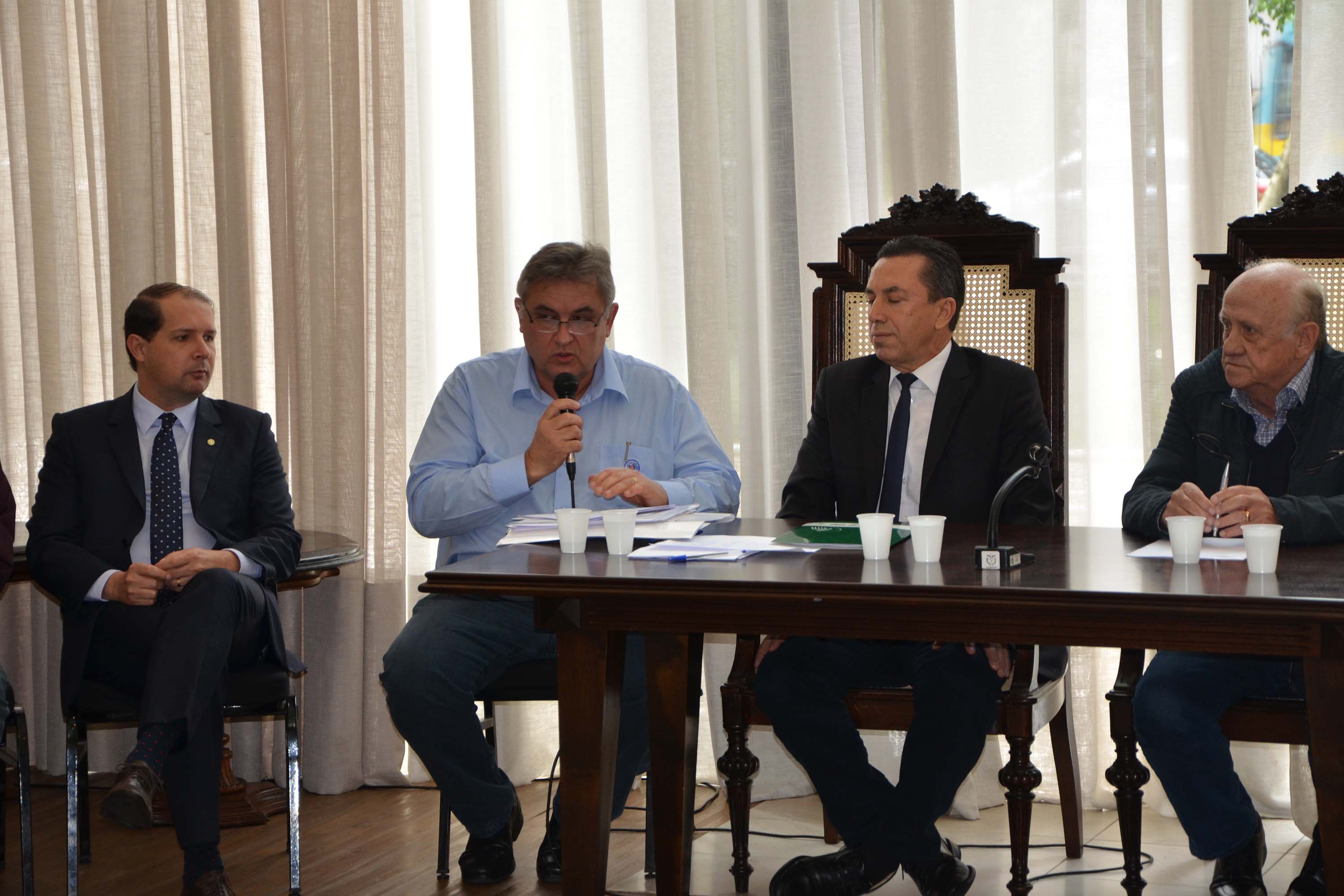 O Governo do Paraná realizou aproximadamente 100 eventos no Estado, nos últimos 30 dias, para orientar e qualificar cerca de 5 mil produtores de leite em relação aos cuidados na manutenção da sanidade dos animais e qualidade do produto