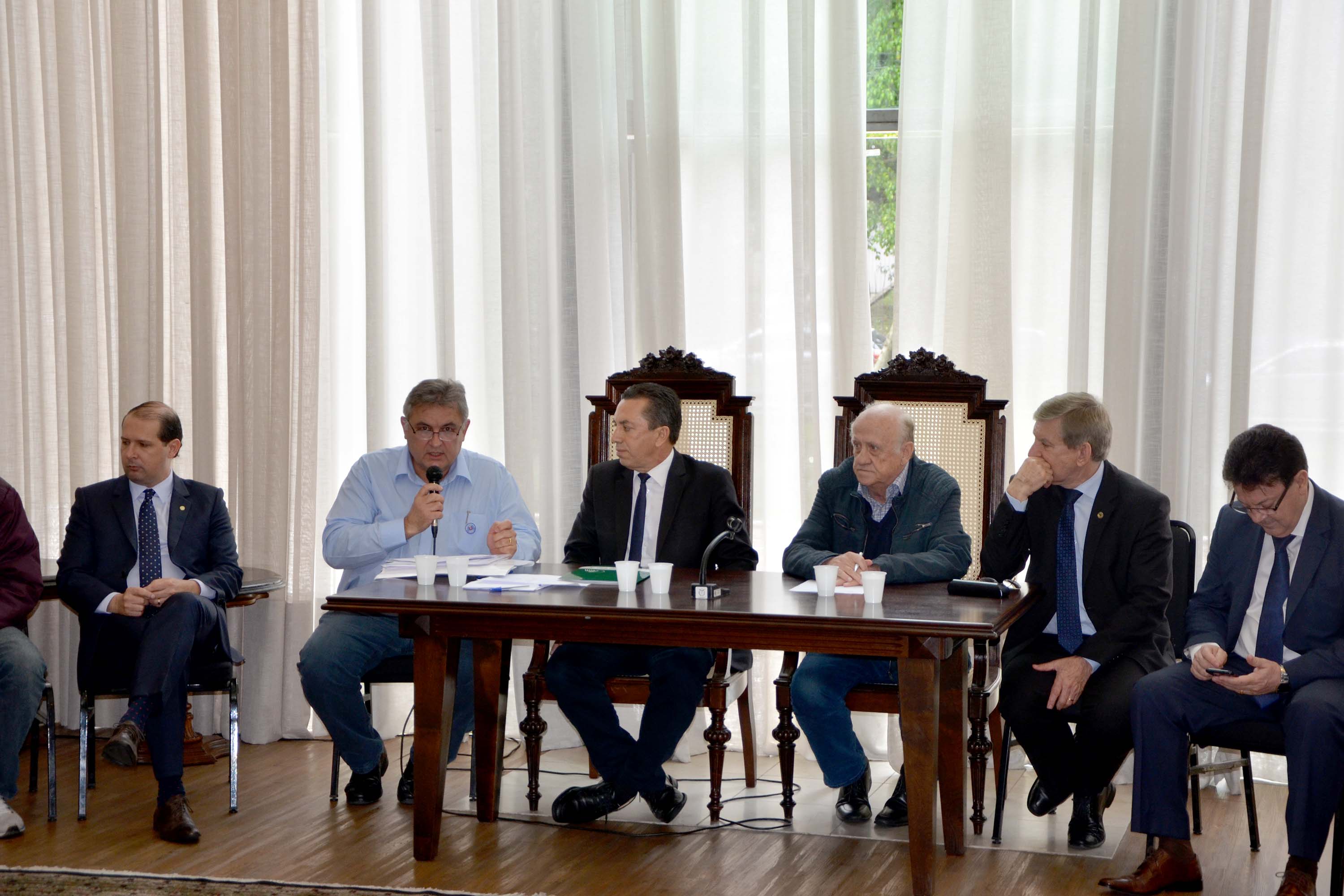 O Governo do Paraná realizou aproximadamente 100 eventos no Estado, nos últimos 30 dias, para orientar e qualificar cerca de 5 mil produtores de leite em relação aos cuidados na manutenção da sanidade dos animais e qualidade do produto