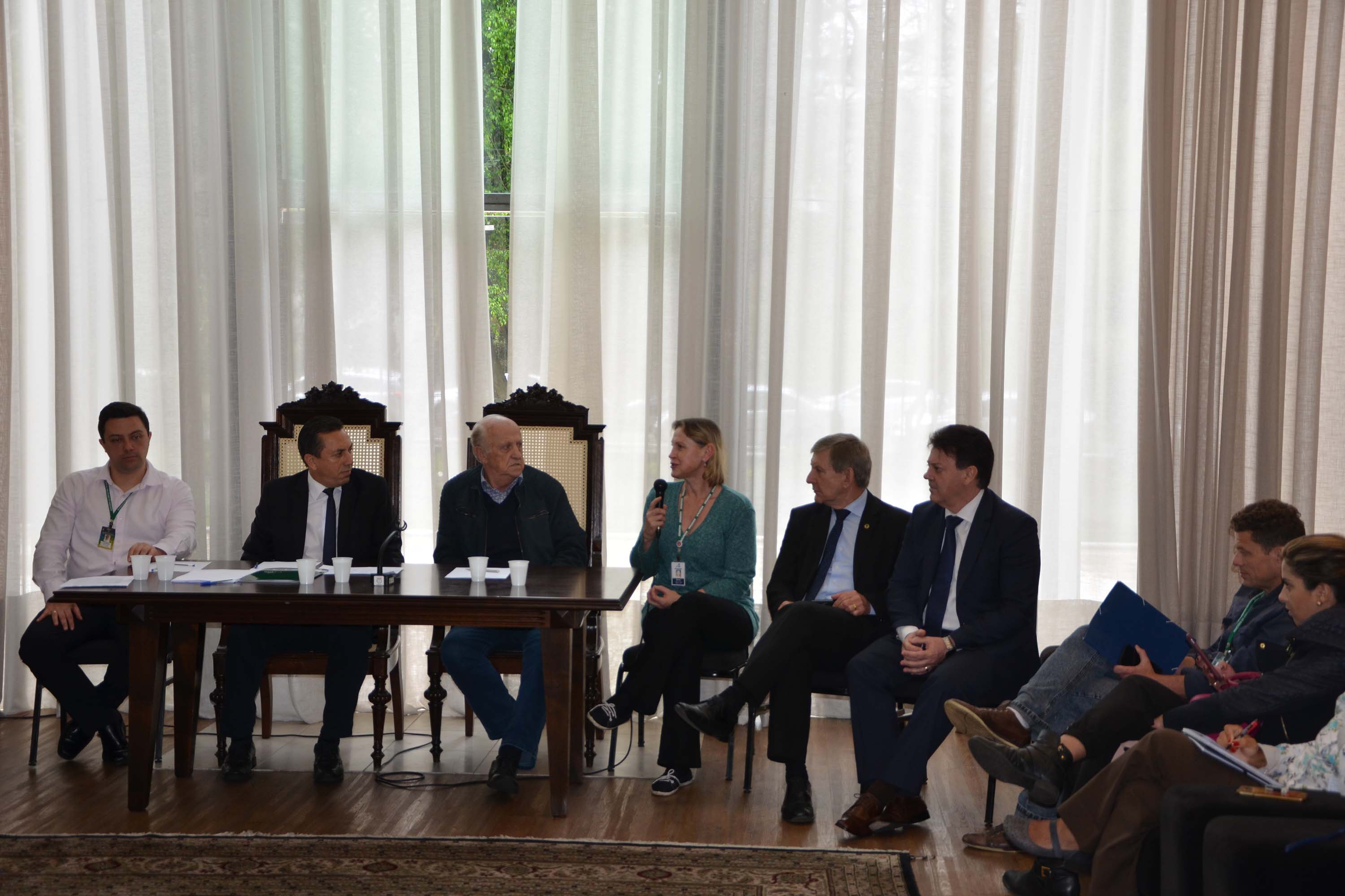 O Governo do Paraná realizou aproximadamente 100 eventos no Estado, nos últimos 30 dias, para orientar e qualificar cerca de 5 mil produtores de leite em relação aos cuidados na manutenção da sanidade dos animais e qualidade do produto