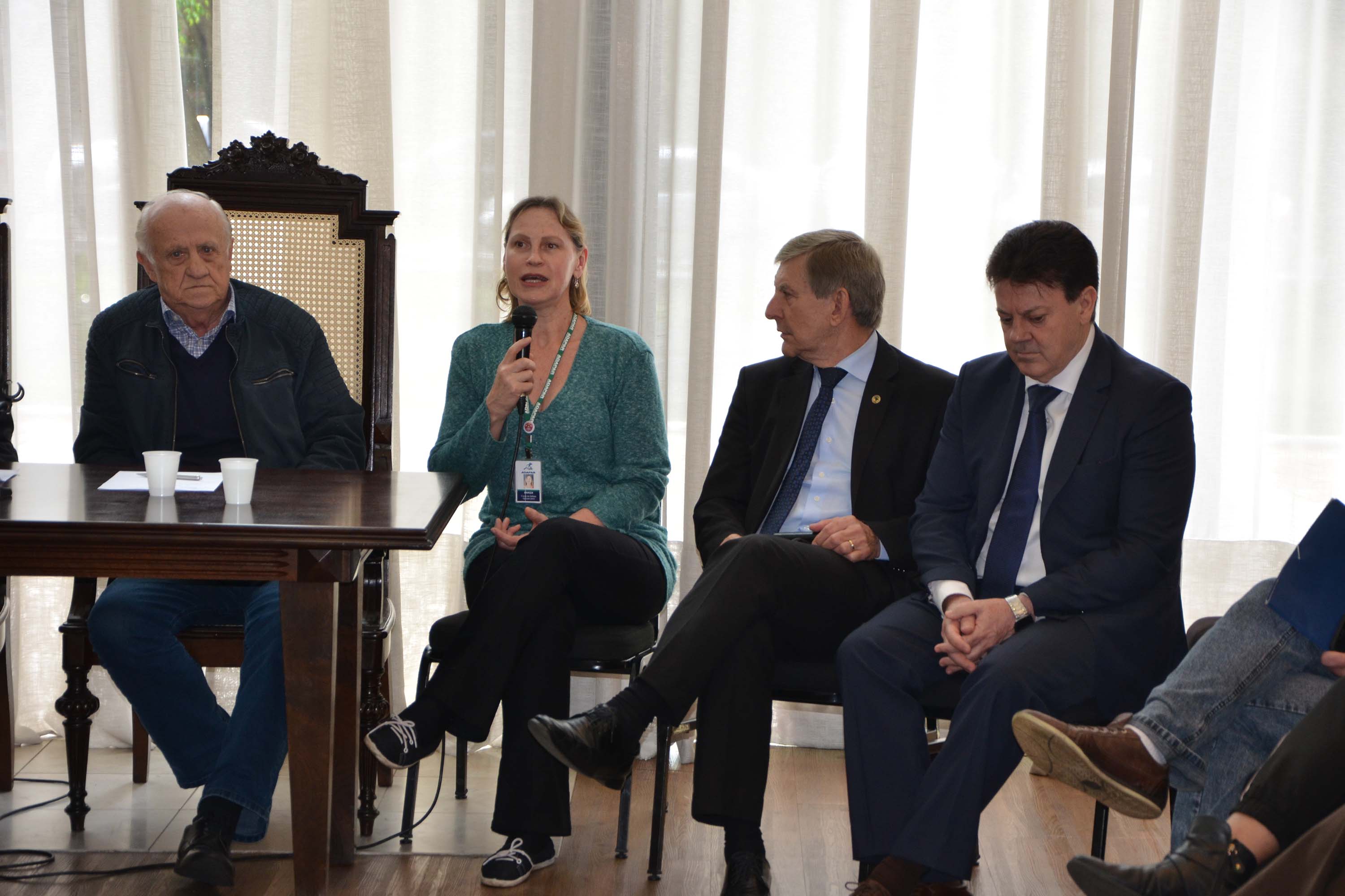 O Governo do Paraná realizou aproximadamente 100 eventos no Estado, nos últimos 30 dias, para orientar e qualificar cerca de 5 mil produtores de leite em relação aos cuidados na manutenção da sanidade dos animais e qualidade do produto