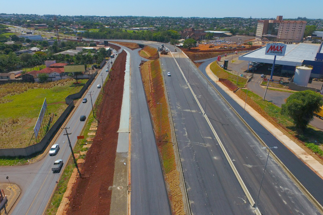 As obras de adequação do cruzamento entre a BR-277 e a Avenida Costa e Silva, em Foz do Iguaçu, que incluem a construção de um novo viaduto, estão quase concluídas. Prevista para ser finalizada em abril de 2020, a obra deve ser entregue nas próximas semanas.Foto: Divulgação/SEIL