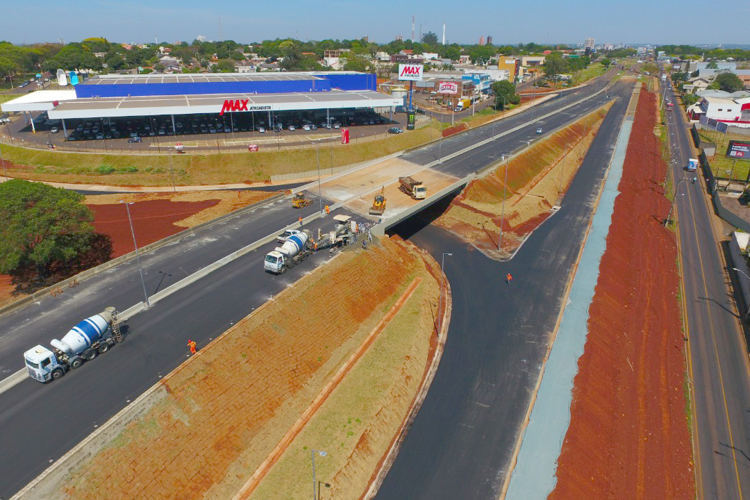 As obras de adequação do cruzamento entre a BR-277 e a Avenida Costa e Silva, em Foz do Iguaçu, que incluem a construção de um novo viaduto, estão quase concluídas. Prevista para ser finalizada em abril de 2020, a obra deve ser entregue nas próximas semanas.Foto: Divulgação/SEIL