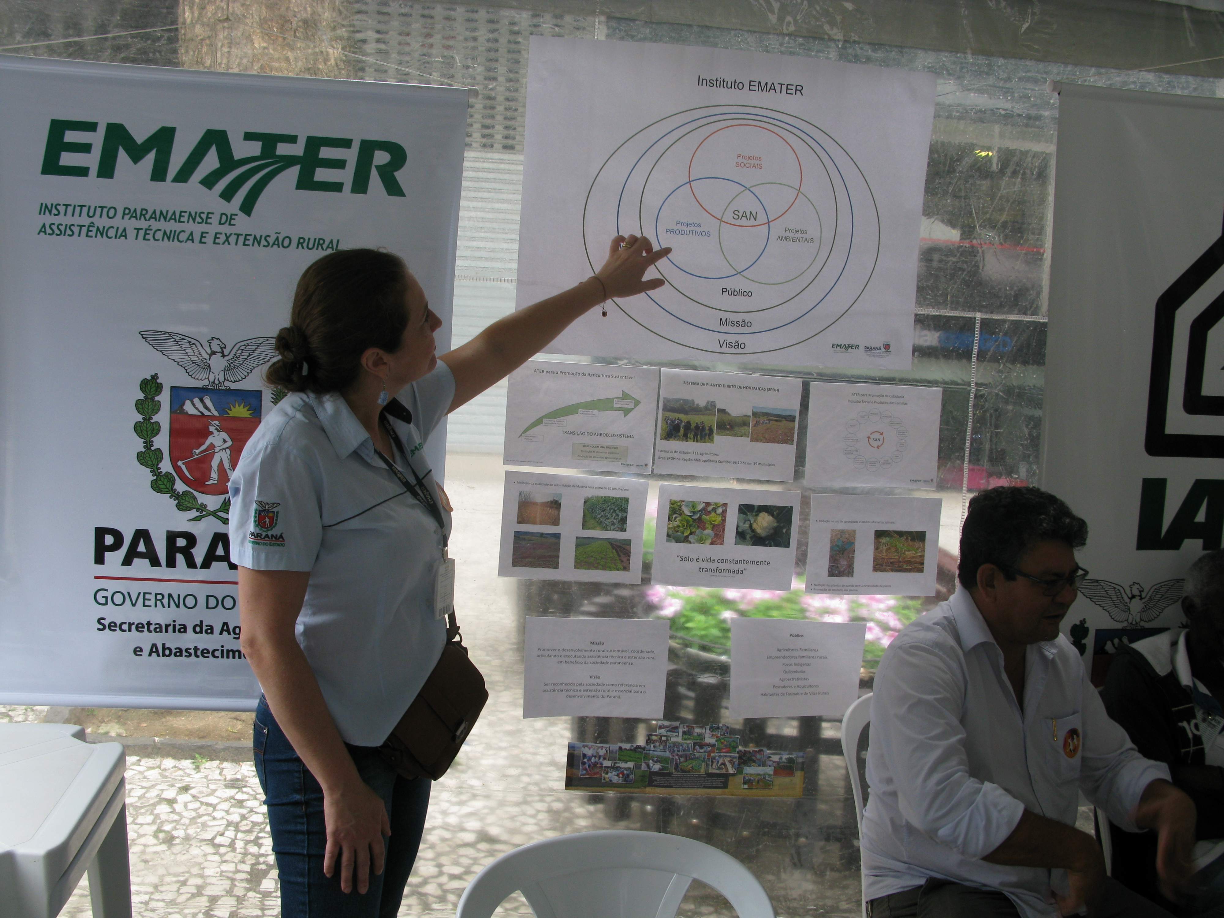 A engenheira agrônoma do Emater, Daniele Martins Sandri, passa do ensinamento sobre as hortas e distribuía receitas. Foto: Divulgação/SEAB