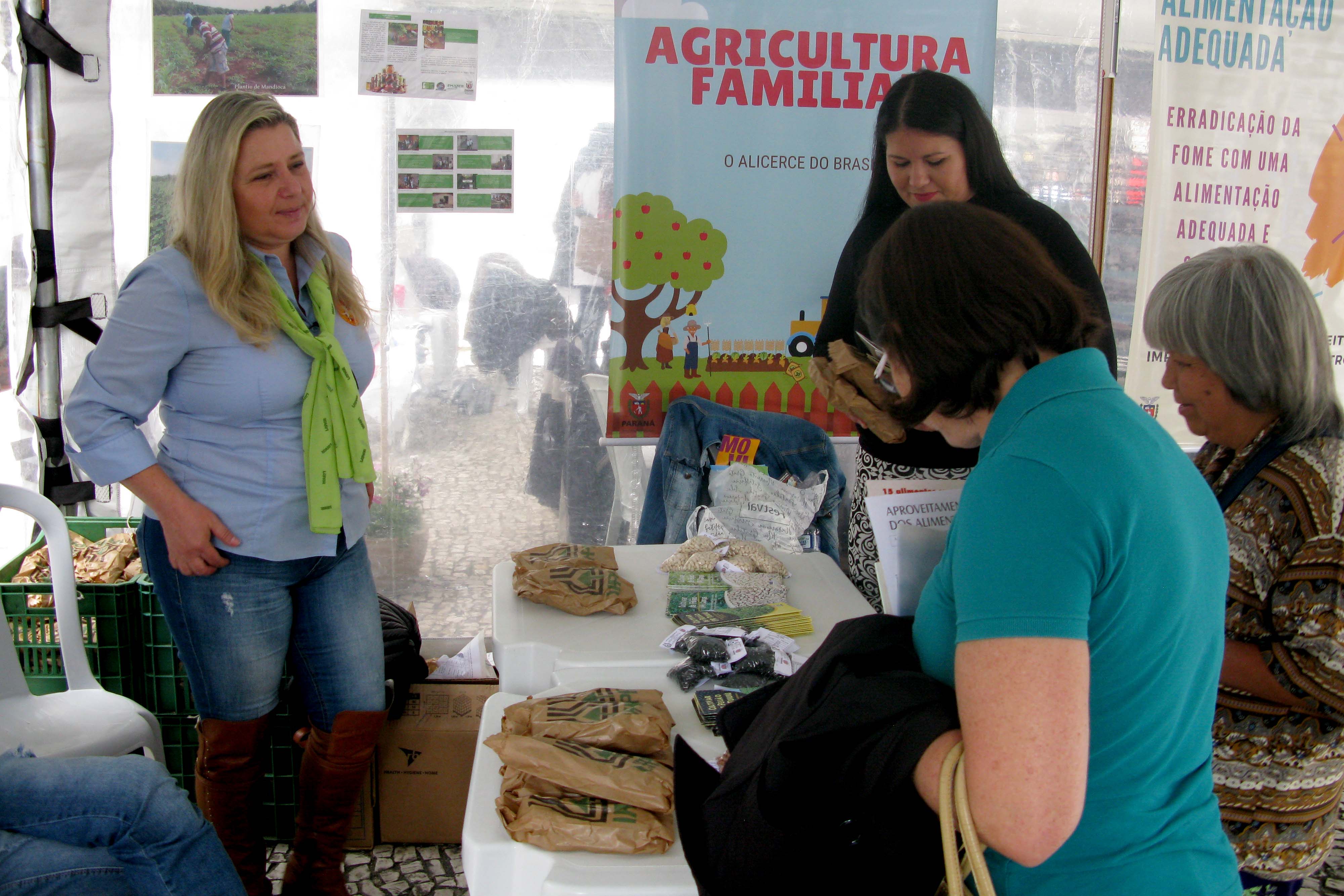 O Dia Mundial da Alimentação foi lembrado nesta quarta-feira (16), em Curitiba, com uma série de atividades no Calçadão da Rua XV de Novembro, no centro da cidade. Entre as várias barracas montadas para levar a população a refletir sobre o lema “Nossas ações são o nosso futuro”, estava a do Governo do Estado, com a presença do Departamento de Segurança Alimentar e Nutricional (Desan), da Secretaria de Estado da Agricultura, do Instituto Emater, da Ceasa, e do Iapar.Foto: Divulgação/SEAB
