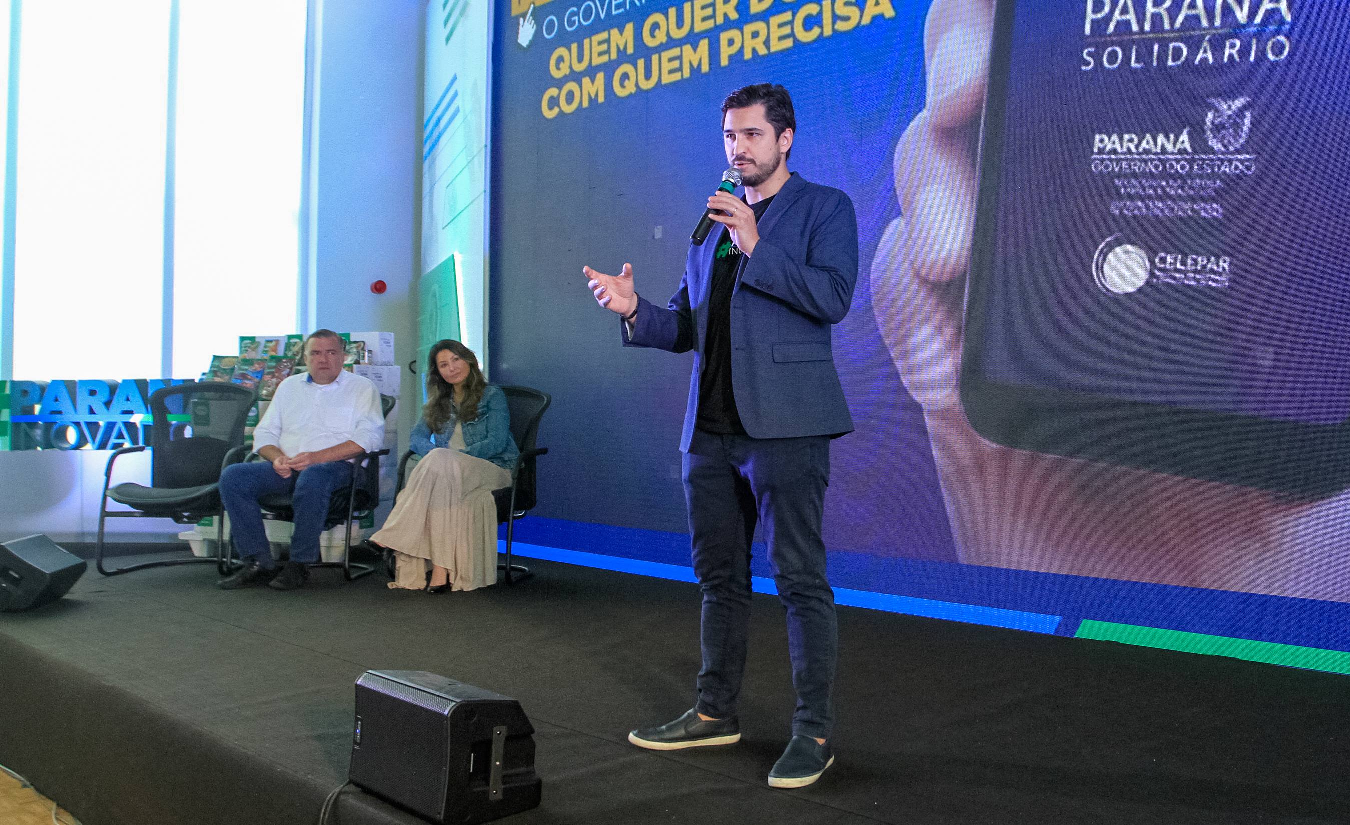 O Governo do Estado lançou nesta quinta-feira (17) o Paraná Solidário, aplicativo criado especialmente para promover a doação direta entre os cidadãos e as entidades beneficentes. A tecnologia, idealizada pela Secretaria da Justiça, Família e Trabalho, com apoio técnico da Celepar, é uma ponte entre empresas e pessoas físicas que queiram doar para instituições produtos como alimentos, roupas, móveis, eletrodomésticos, ração para animais.