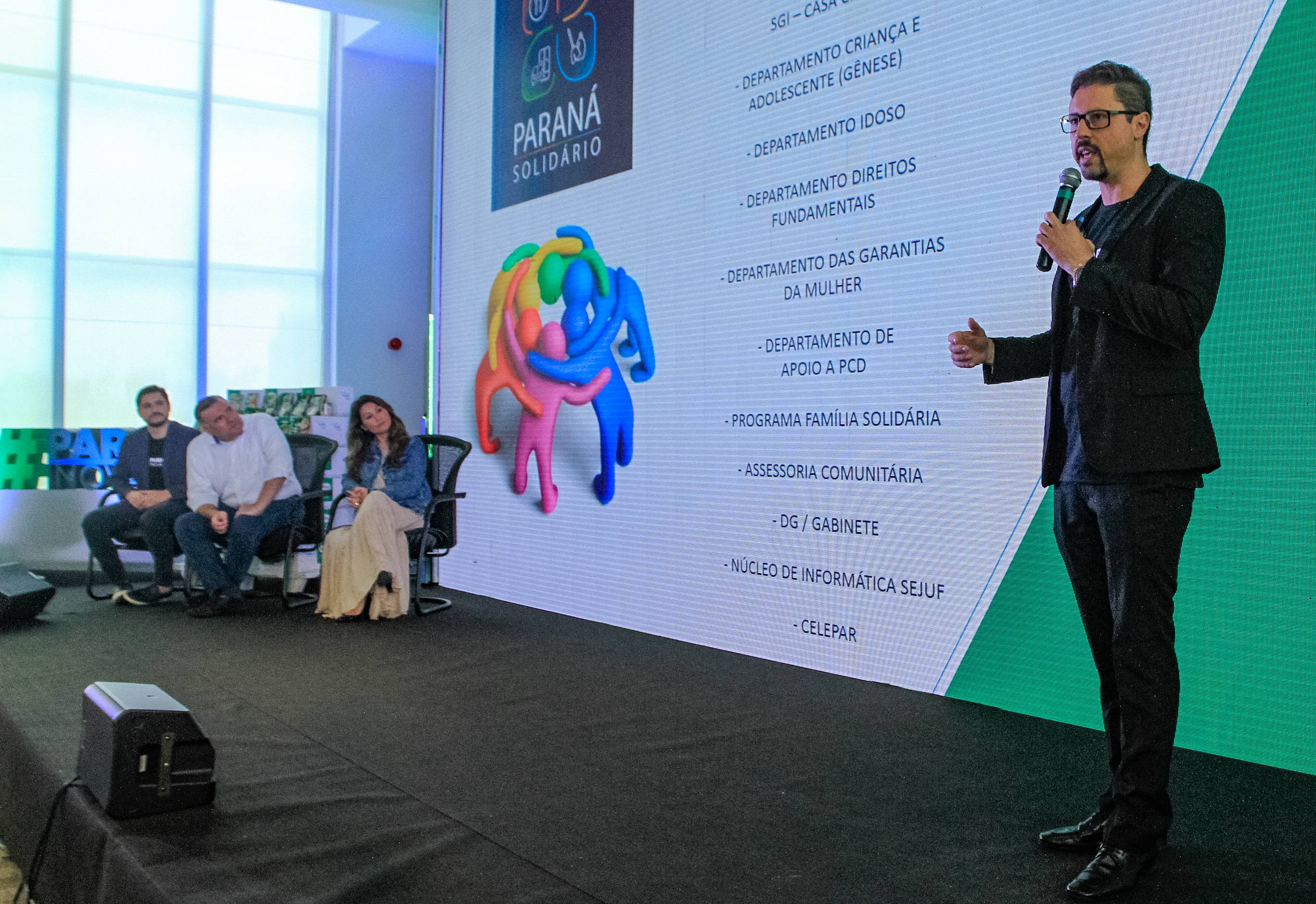 O Governo do Estado lançou nesta quinta-feira (17) o Paraná Solidário, aplicativo criado especialmente para promover a doação direta entre os cidadãos e as entidades beneficentes. A tecnologia, idealizada pela Secretaria da Justiça, Família e Trabalho, com apoio técnico da Celepar, é uma ponte entre empresas e pessoas físicas que queiram doar para instituições produtos como alimentos, roupas, móveis, eletrodomésticos, ração para animais. Foto: Valdelino Pontes