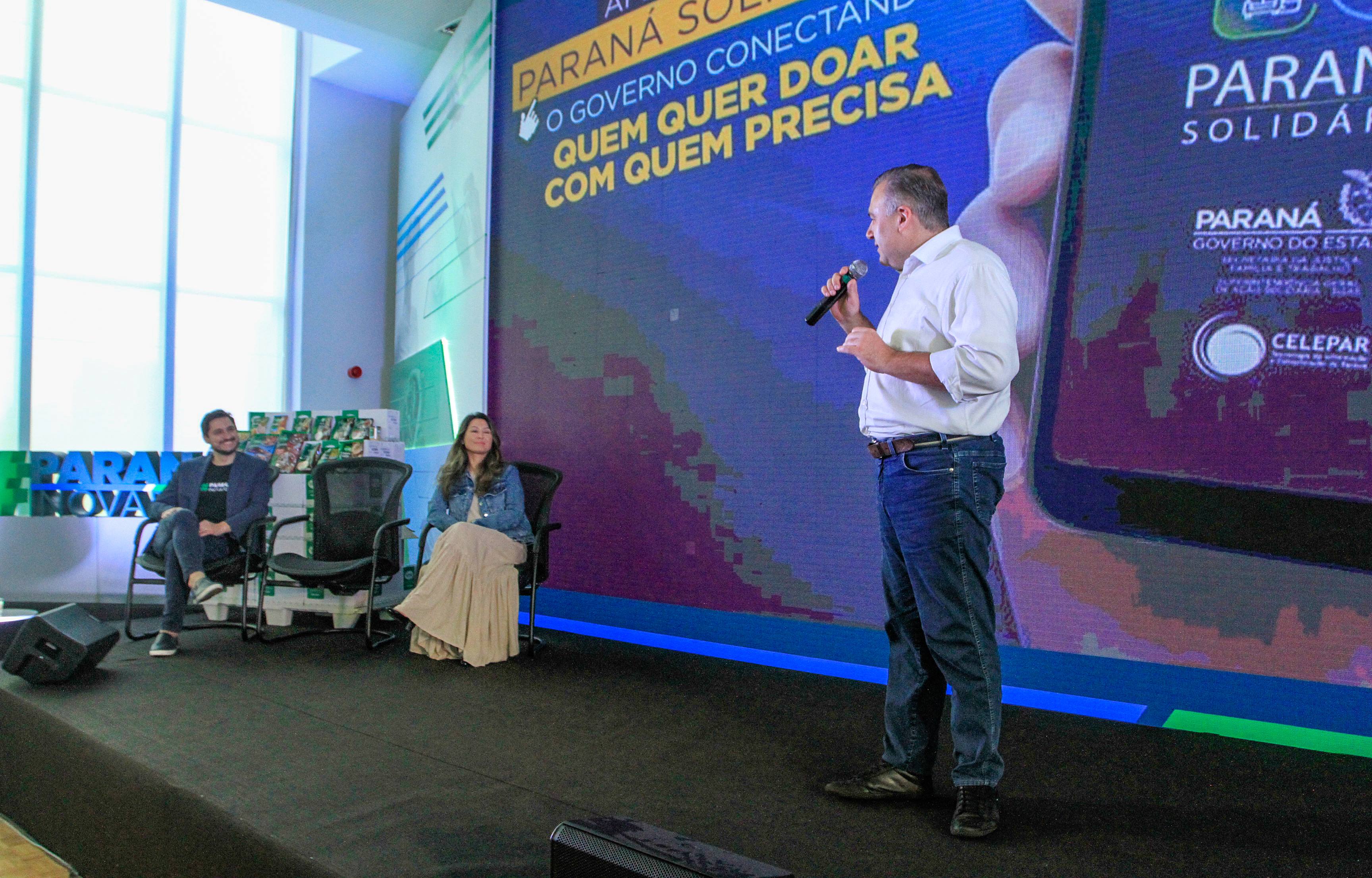 O Governo do Estado lançou nesta quinta-feira (17) o Paraná Solidário, aplicativo criado especialmente para promover a doação direta entre os cidadãos e as entidades beneficentes. A tecnologia, idealizada pela Secretaria da Justiça, Família e Trabalho, com apoio técnico da Celepar, é uma ponte entre empresas e pessoas físicas que queiram doar para instituições produtos como alimentos, roupas, móveis, eletrodomésticos, ração para animais. Foto: Valdelino Pontes