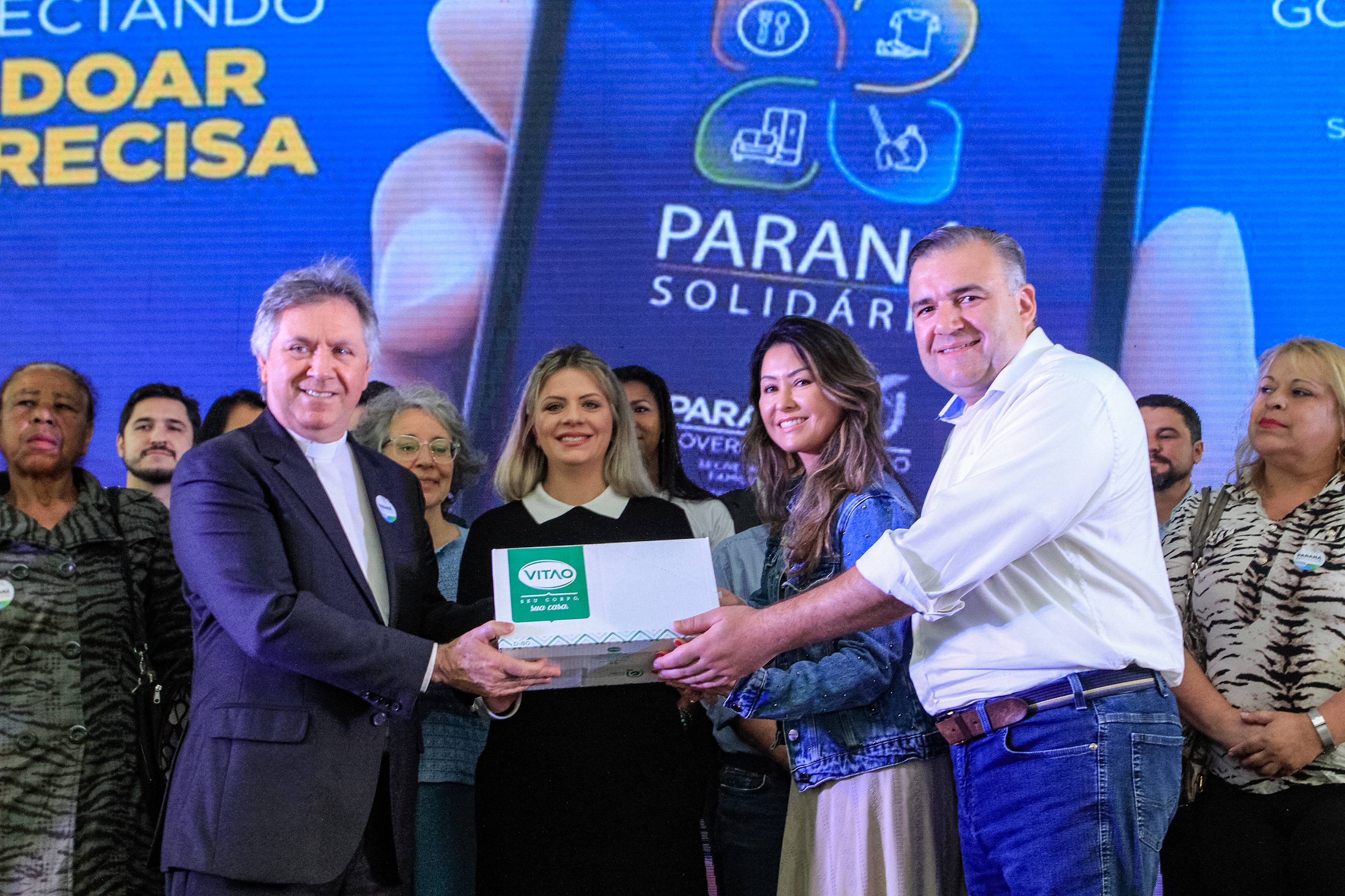 O Governo do Estado lançou nesta quinta-feira (17) o Paraná Solidário, aplicativo criado especialmente para promover a doação direta entre os cidadãos e as entidades beneficentes. A tecnologia, idealizada pela Secretaria da Justiça, Família e Trabalho, com apoio técnico da Celepar, é uma ponte entre empresas e pessoas físicas que queiram doar para instituições produtos como alimentos, roupas, móveis, eletrodomésticos, ração para animais. Foto: Valdelino Pontes