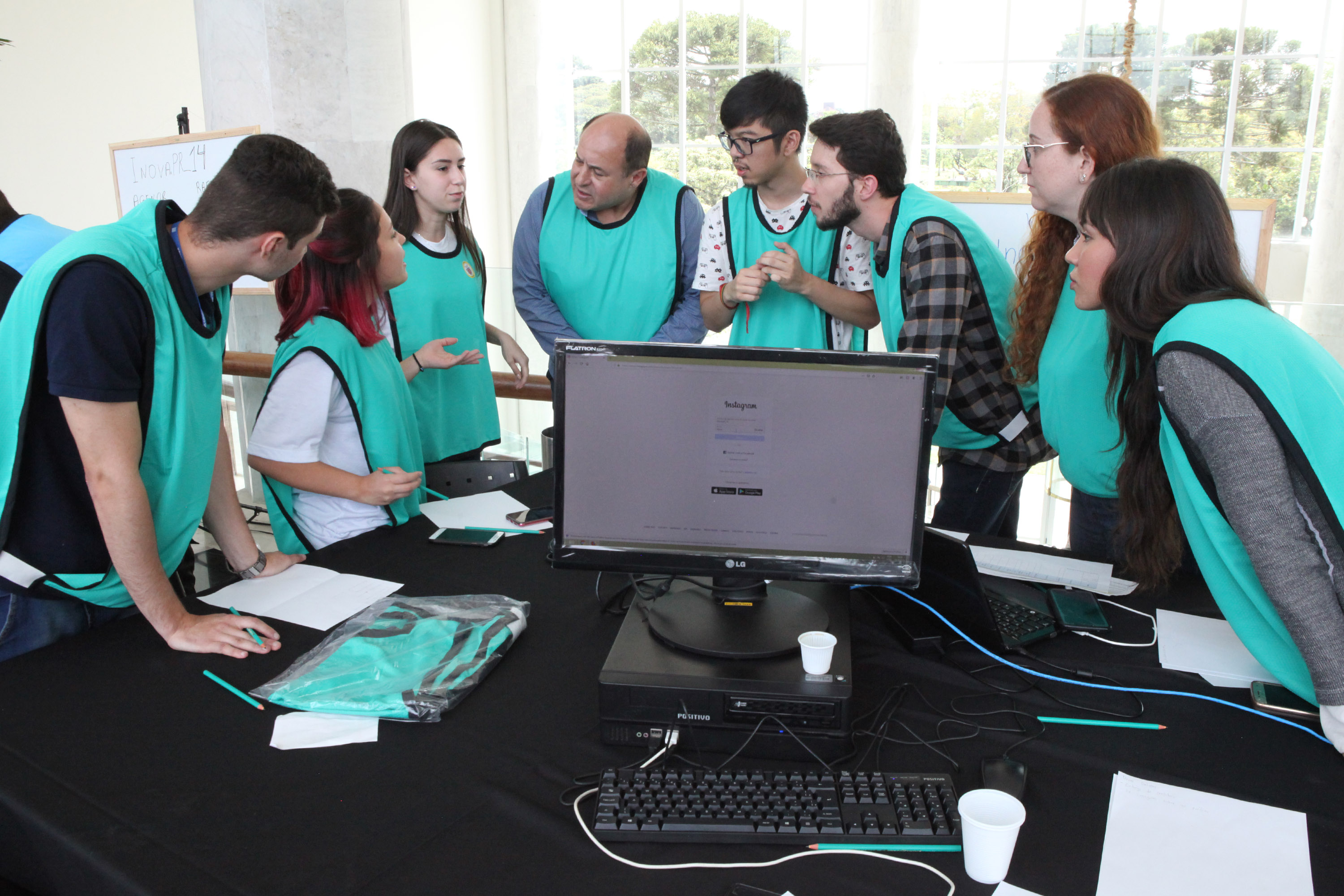 Um grupo de 30 estudantes do ensino médio da rede estadual de Educação participou nesta sexta-feira (18) do Desafio Inova Paraná, maratona de ideação de soluções para a gestão pública realizada no Palácio Iguaçu, em Curitiba. A iniciativa faz parte da Semana Paraná Inovador, evento do Governo do Estado que ocorre até este sábado (19).Foto: Ari Dias/AEN