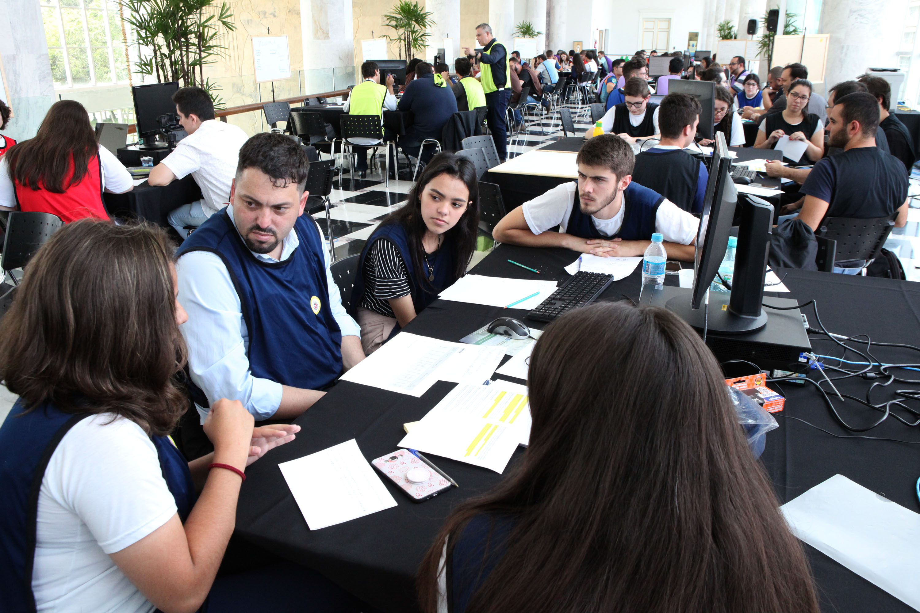 Um grupo de 30 estudantes do ensino médio da rede estadual de Educação participou nesta sexta-feira (18) do Desafio Inova Paraná, maratona de ideação de soluções para a gestão pública realizada no Palácio Iguaçu, em Curitiba. A iniciativa faz parte da Semana Paraná Inovador, evento do Governo do Estado que ocorre até este sábado (19).Foto: Ari Dias/AEN