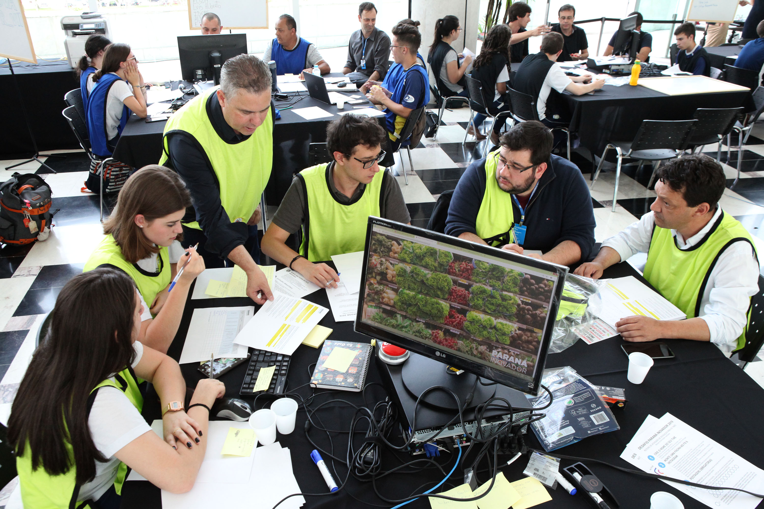 Um grupo de 30 estudantes do ensino médio da rede estadual de Educação participou nesta sexta-feira (18) do Desafio Inova Paraná, maratona de ideação de soluções para a gestão pública realizada no Palácio Iguaçu, em Curitiba. A iniciativa faz parte da Semana Paraná Inovador, evento do Governo do Estado que ocorre até este sábado (19).Foto: Ari Dias/AEN