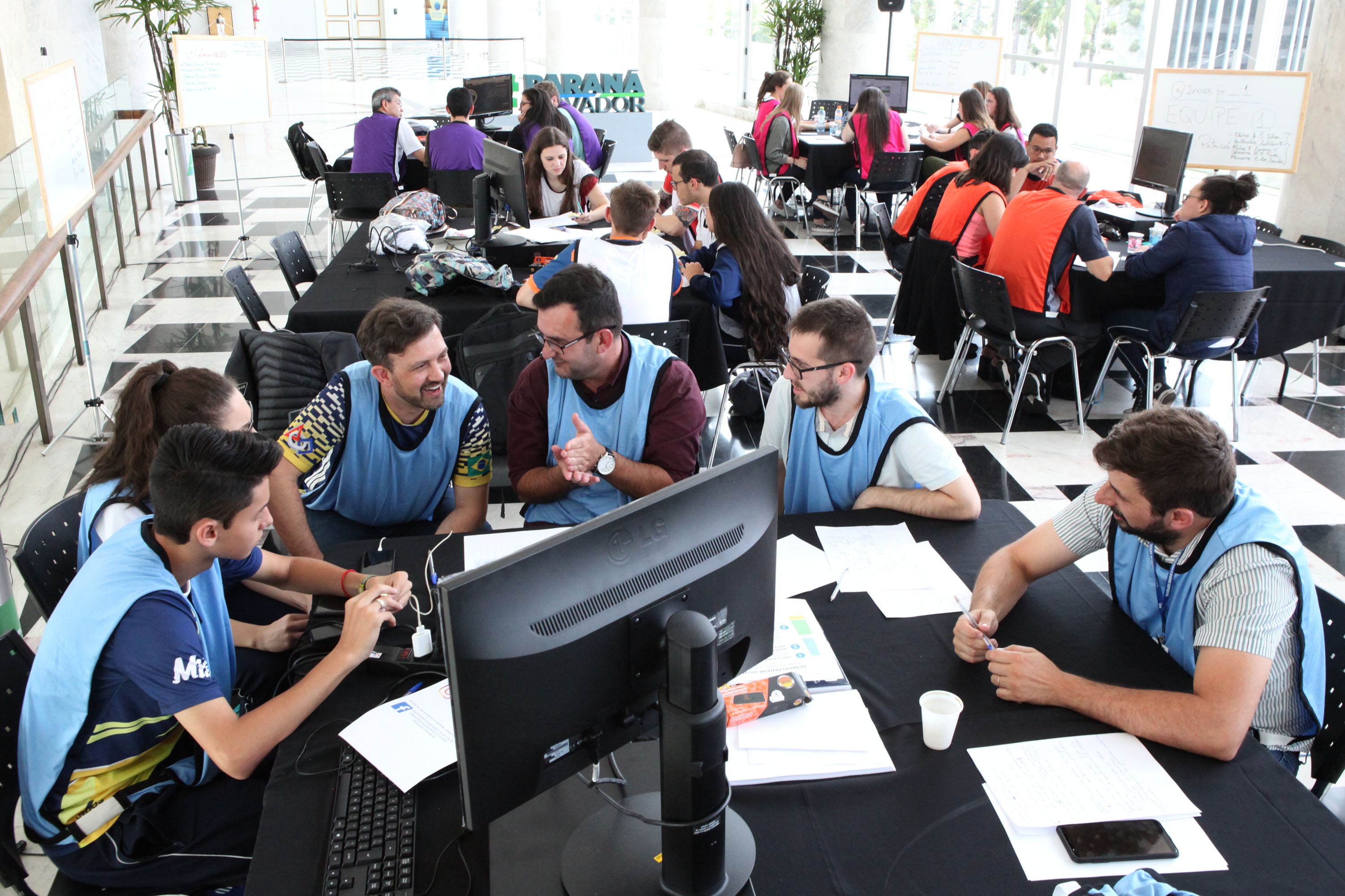 Um grupo de 30 estudantes do ensino médio da rede estadual de Educação participou nesta sexta-feira (18) do Desafio Inova Paraná, maratona de ideação de soluções para a gestão pública realizada no Palácio Iguaçu, em Curitiba. A iniciativa faz parte da Semana Paraná Inovador, evento do Governo do Estado que ocorre até este sábado (19).Foto: Ari Dias/AEN