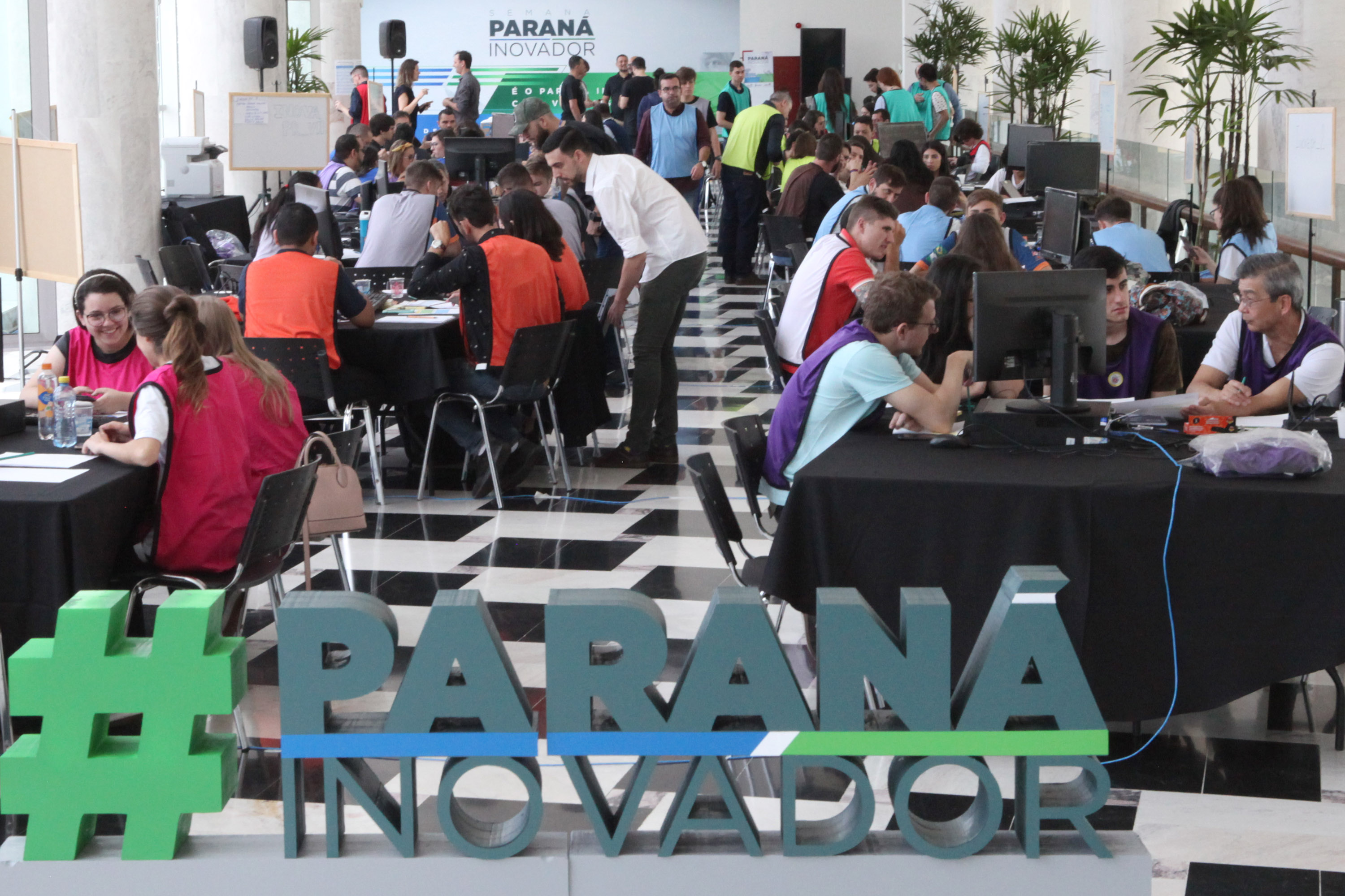 Um grupo de 30 estudantes do ensino médio da rede estadual de Educação participou nesta sexta-feira (18) do Desafio Inova Paraná, maratona de ideação de soluções para a gestão pública realizada no Palácio Iguaçu, em Curitiba. A iniciativa faz parte da Semana Paraná Inovador, evento do Governo do Estado que ocorre até este sábado (19).Foto: Ari Dias/AEN