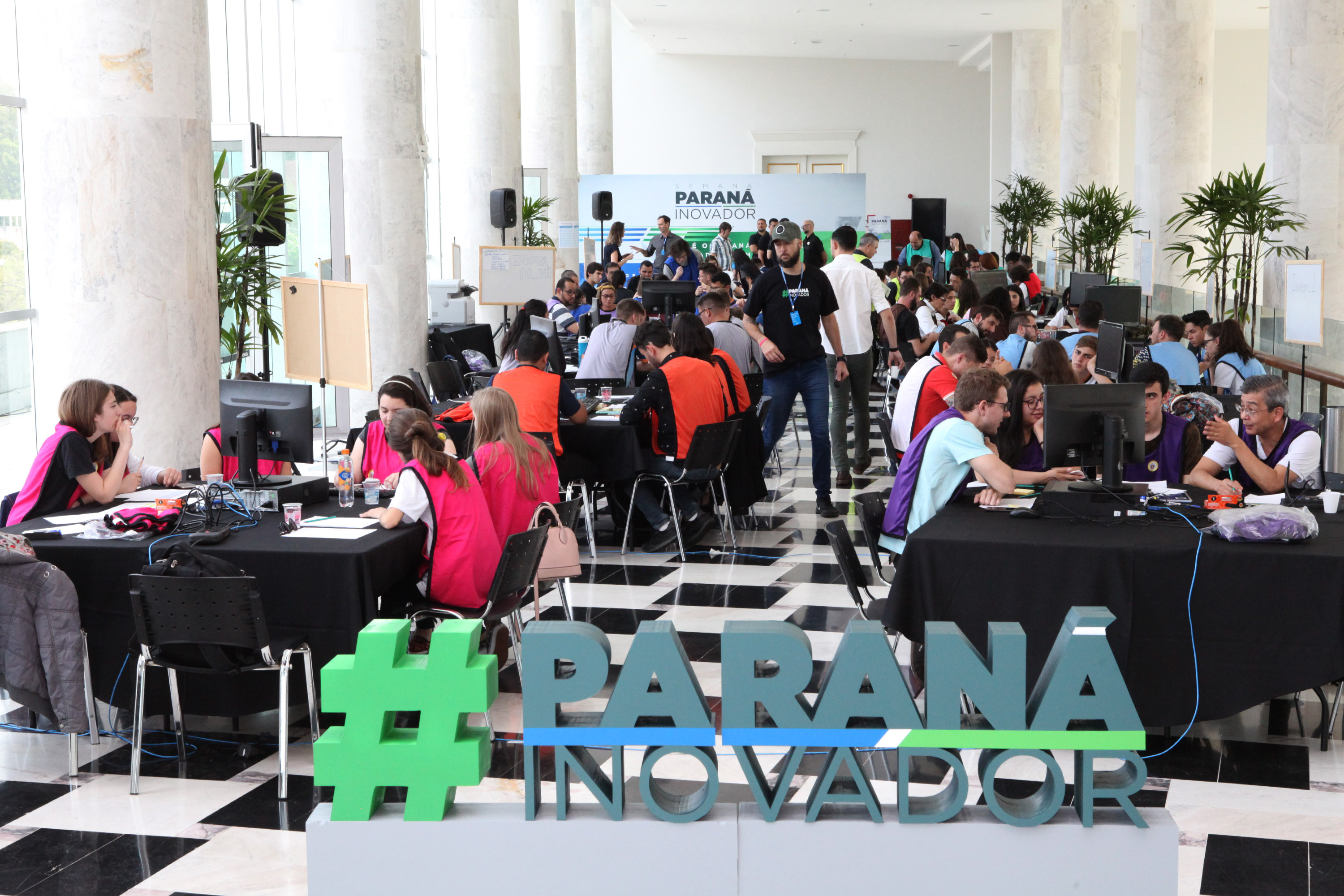 Um grupo de 30 estudantes do ensino médio da rede estadual de Educação participou nesta sexta-feira (18) do Desafio Inova Paraná, maratona de ideação de soluções para a gestão pública realizada no Palácio Iguaçu, em Curitiba. A iniciativa faz parte da Semana Paraná Inovador, evento do Governo do Estado que ocorre até este sábado (19).Foto: Ari Dias/AEN