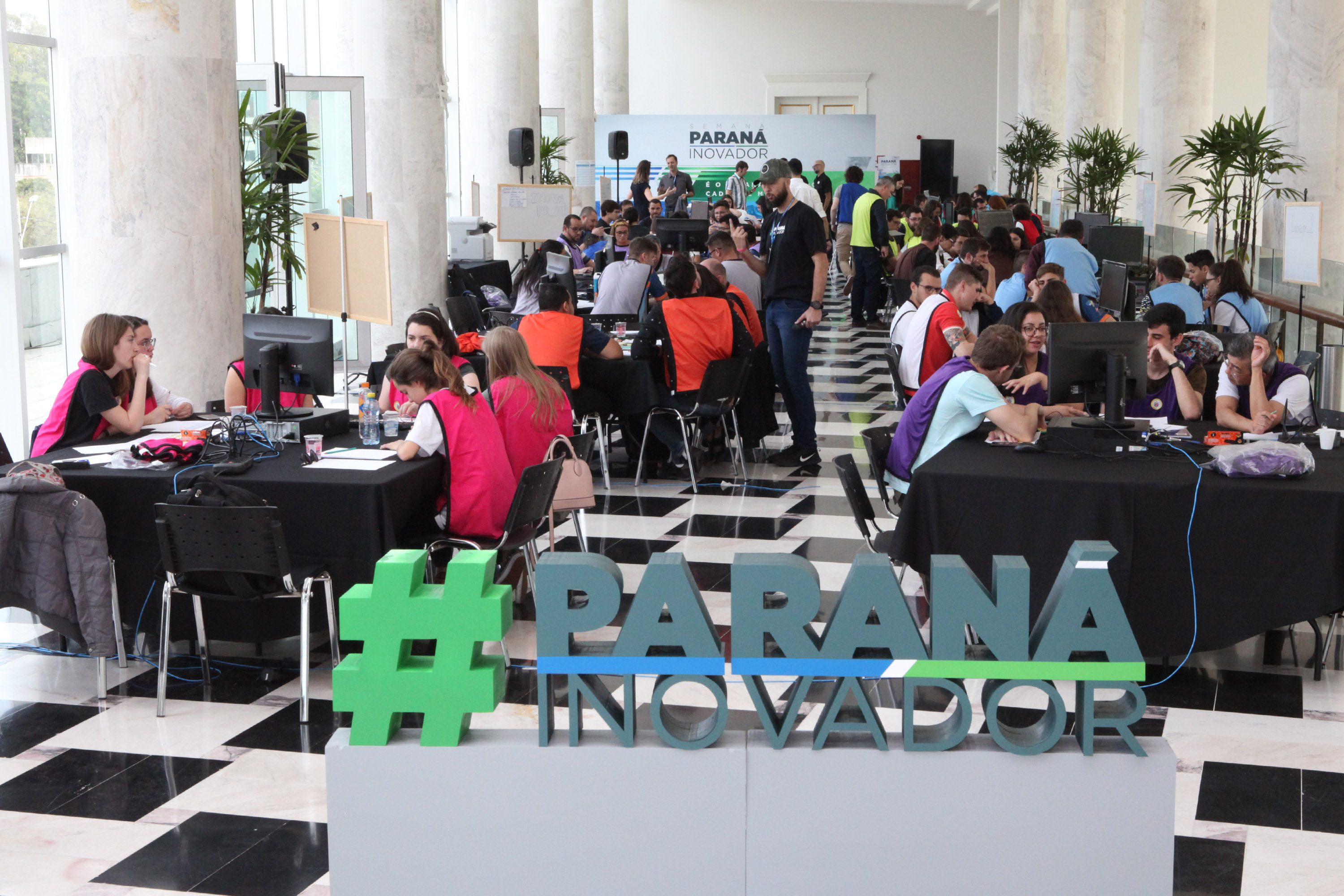 Um grupo de 30 estudantes do ensino médio da rede estadual de Educação participou nesta sexta-feira (18) do Desafio Inova Paraná, maratona de ideação de soluções para a gestão pública realizada no Palácio Iguaçu, em Curitiba. A iniciativa faz parte da Semana Paraná Inovador, evento do Governo do Estado que ocorre até este sábado (19).Foto: Ari Dias/AEN