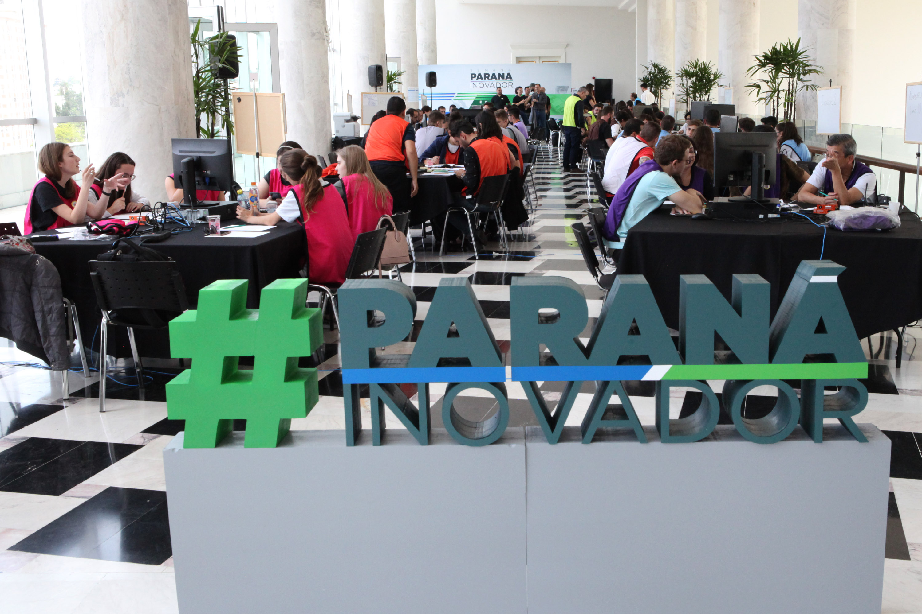 Um grupo de 30 estudantes do ensino médio da rede estadual de Educação participou nesta sexta-feira (18) do Desafio Inova Paraná, maratona de ideação de soluções para a gestão pública realizada no Palácio Iguaçu, em Curitiba. A iniciativa faz parte da Semana Paraná Inovador, evento do Governo do Estado que ocorre até este sábado (19).Foto: Ari Dias/AEN