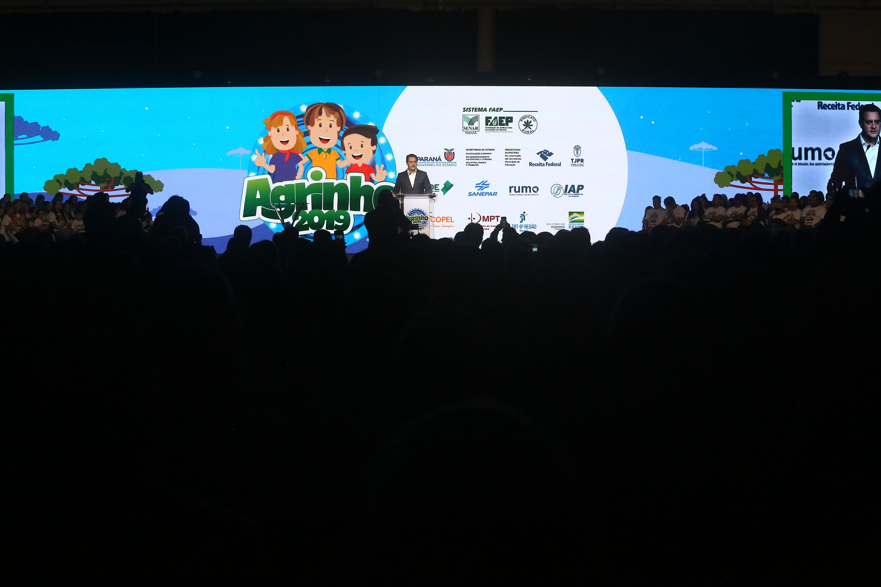 O governador Carlos Massa Ratinho Junior particiou nesta segunda-feira (21) do evento de premiação do Concurso Agrinho 2019. Promovido pela Federação da Agricultura do Paraná (Faep), com a parceria do Governo do Estado, o programa envolve, todo ano, aproximadamente 800 mil alunos e mais de 50 mil professores. Pinhais,21/10/2019 Foto:Jaelson Lucas / AEN
