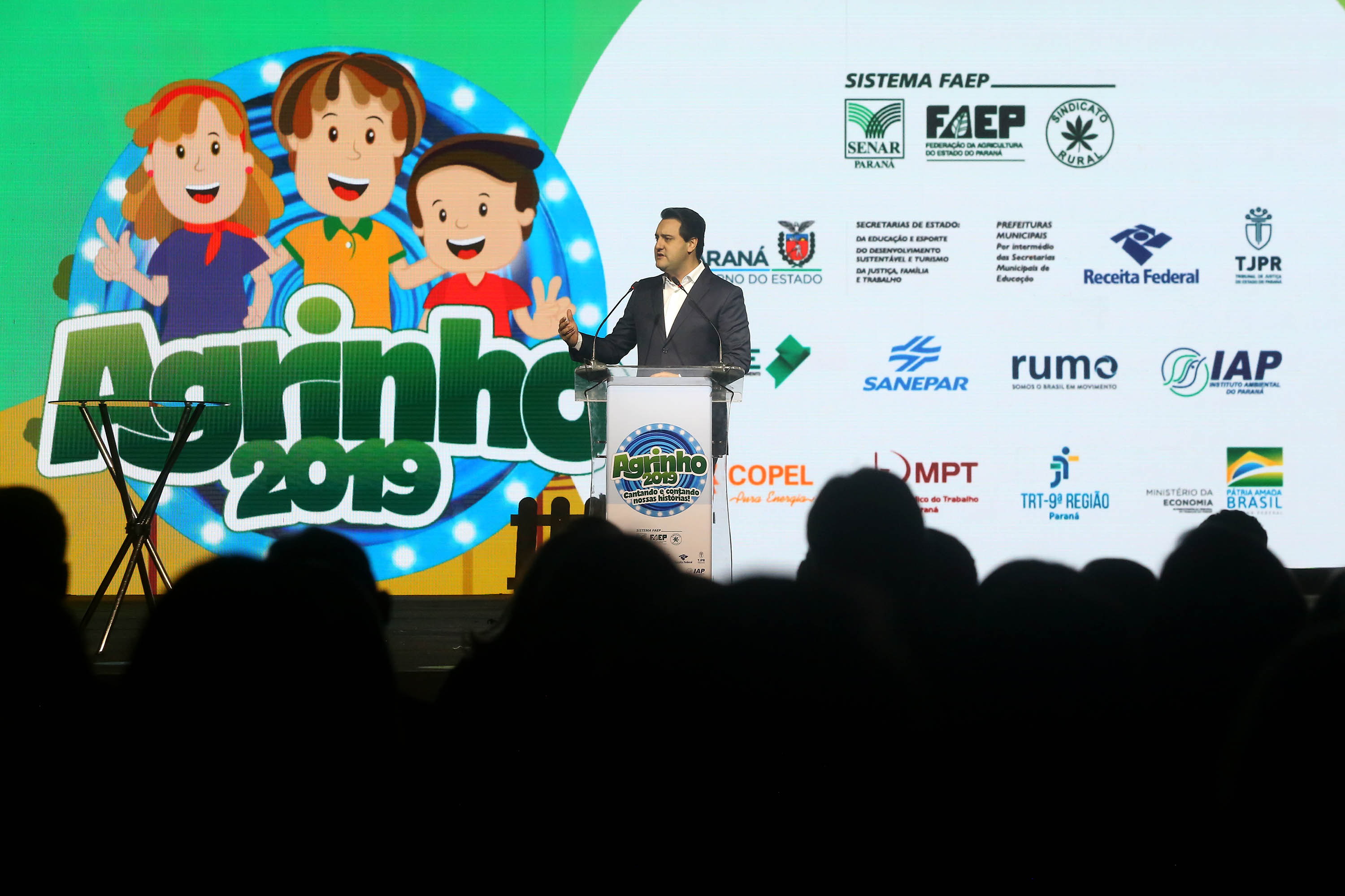 O governador Carlos Massa Ratinho Junior particiou nesta segunda-feira (21) do evento de premiação do Concurso Agrinho 2019. Promovido pela Federação da Agricultura do Paraná (Faep), com a parceria do Governo do Estado, o programa envolve, todo ano, aproximadamente 800 mil alunos e mais de 50 mil professores. Pinhais,21/10/2019 Foto:Jaelson Lucas / AEN