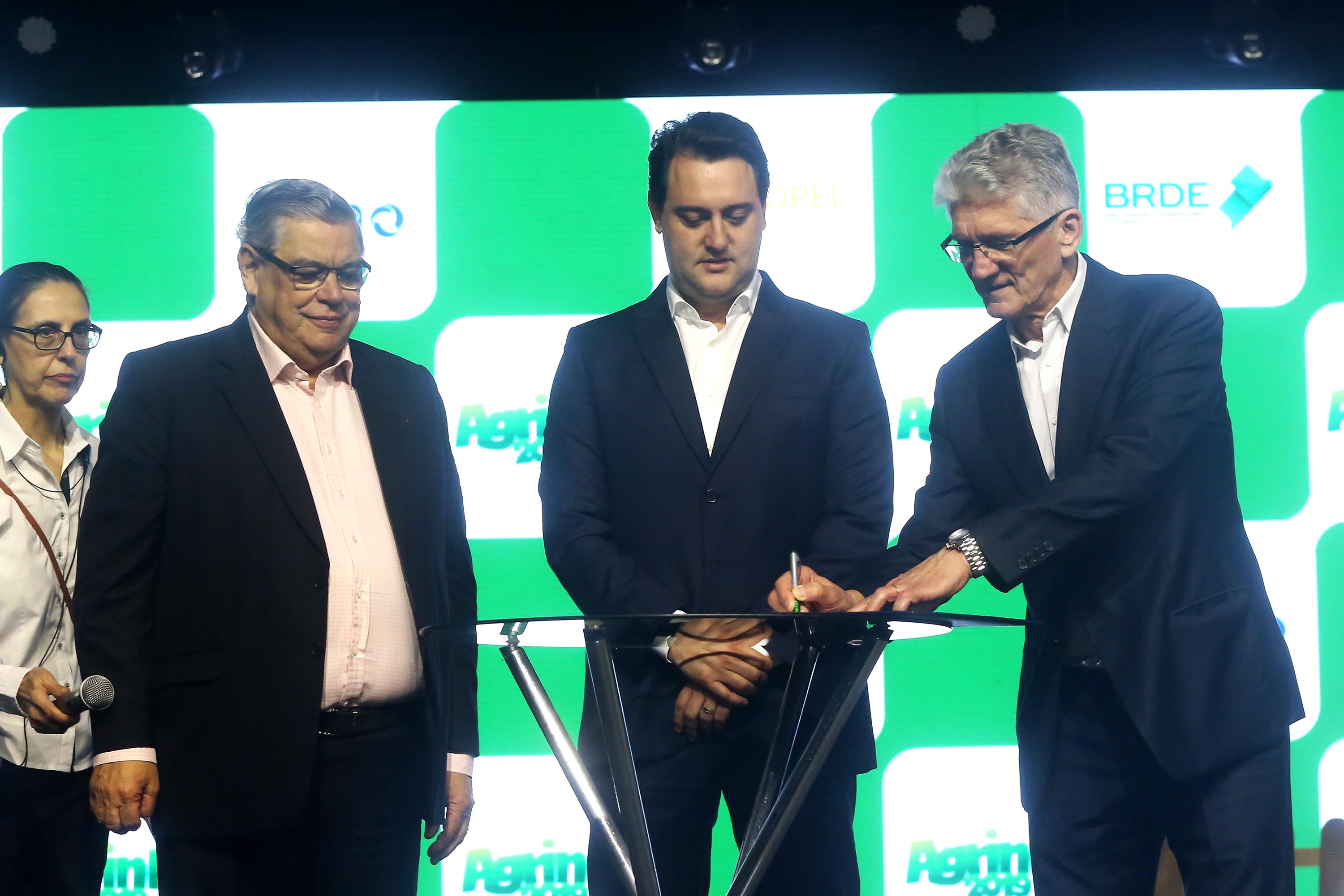 O governador Carlos Massa Ratinho Junior particiou nesta segunda-feira (21) do evento de premiação do Concurso Agrinho 2019. Promovido pela Federação da Agricultura do Paraná (Faep), com a parceria do Governo do Estado, o programa envolve, todo ano, aproximadamente 800 mil alunos e mais de 50 mil professores. Pinhais,21/10/2019 Foto:Jaelson Lucas / AEN