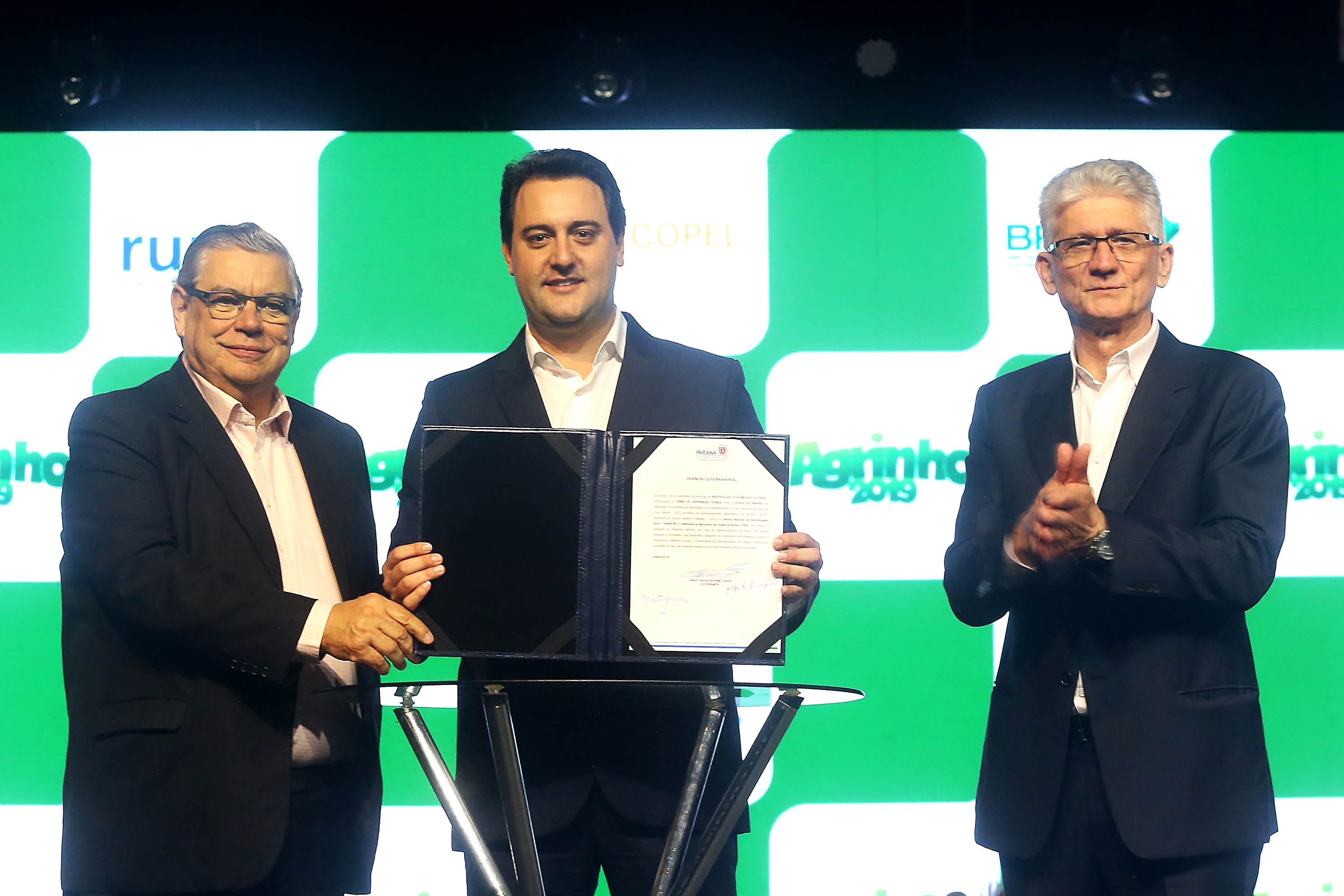 O governador Carlos Massa Ratinho Junior particiou nesta segunda-feira (21) do evento de premiação do Concurso Agrinho 2019. Promovido pela Federação da Agricultura do Paraná (Faep), com a parceria do Governo do Estado, o programa envolve, todo ano, aproximadamente 800 mil alunos e mais de 50 mil professores. Pinhais,21/10/2019 Foto:Jaelson Lucas / AEN