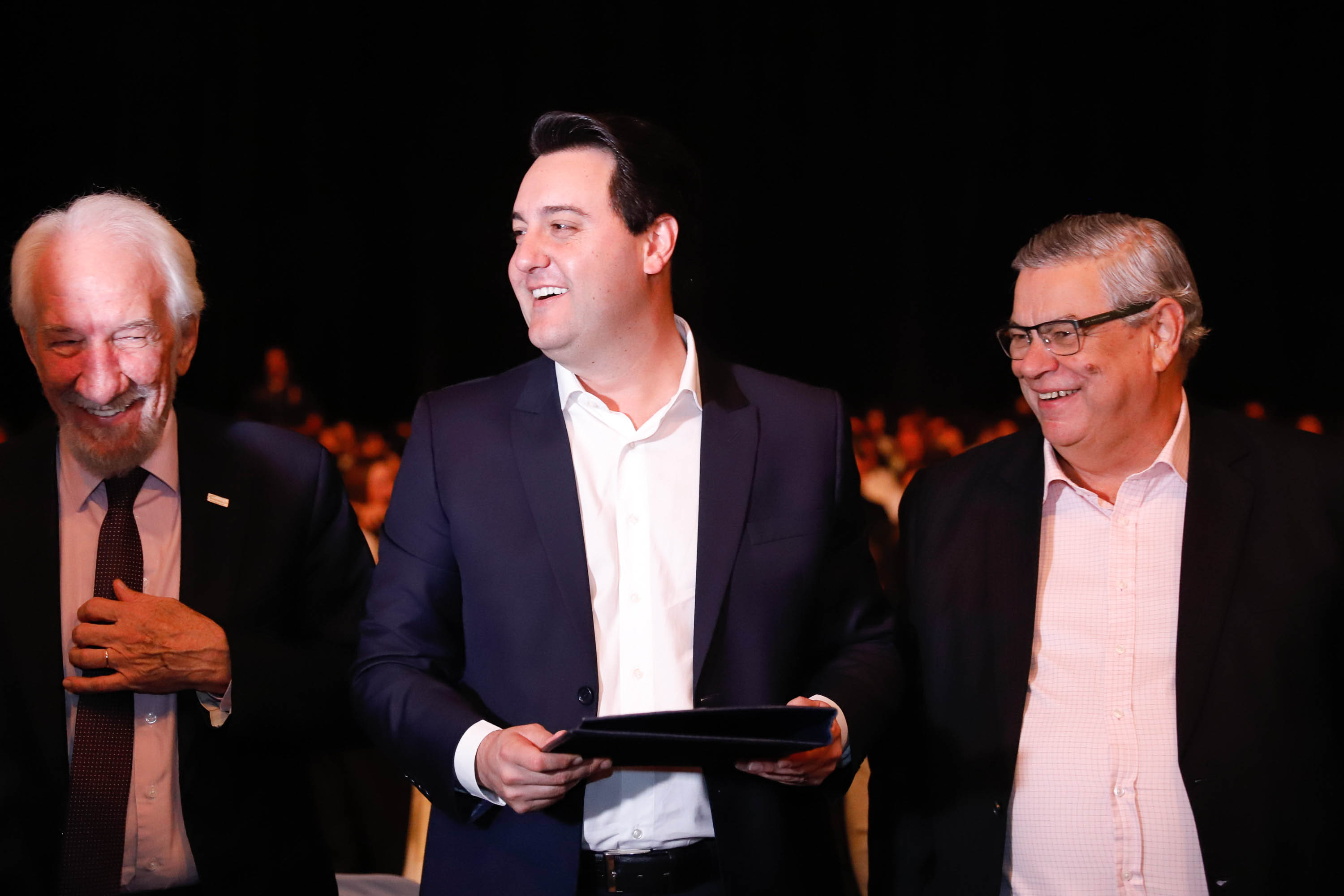 O Governo do Estado e a Federação da Agricultura do Estado do Paraná (Faep) renovaram nesta segunda-feira (21) o convênio para o programa Agrinho nas escolas estaduais do Paraná. O programa leva a escolas das redes públicas municipal e estadual atividades e materiais pedagógicos que tratam da preservação do meio ambiente, despertar da consciência de cidadania e questões que envolvem saúde e qualidade de vida.