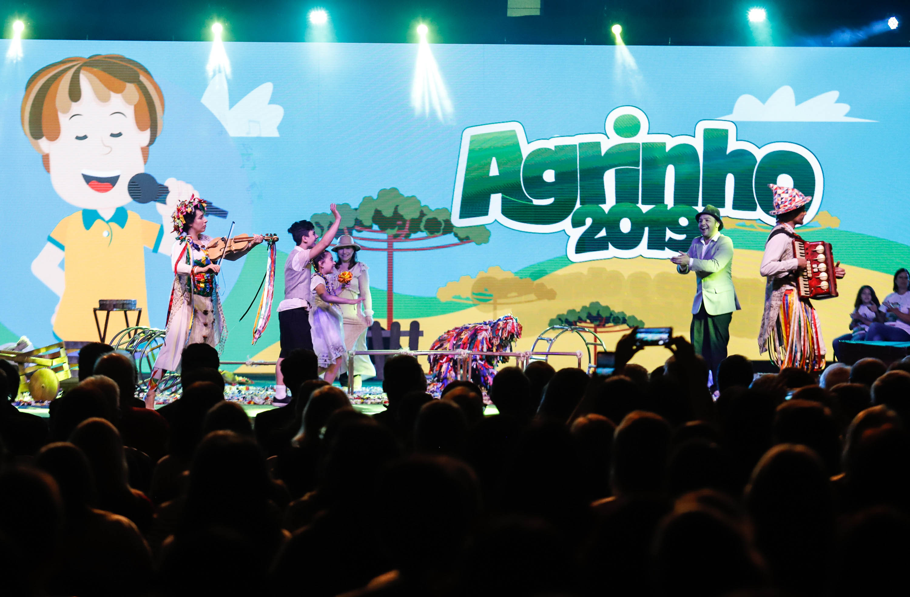 O Governo do Estado e a Federação da Agricultura do Estado do Paraná (Faep) renovaram nesta segunda-feira (21) o convênio para o programa Agrinho nas escolas estaduais do Paraná. O programa leva a escolas das redes públicas municipal e estadual atividades e materiais pedagógicos que tratam da preservação do meio ambiente, despertar da consciência de cidadania e questões que envolvem saúde e qualidade de vida.