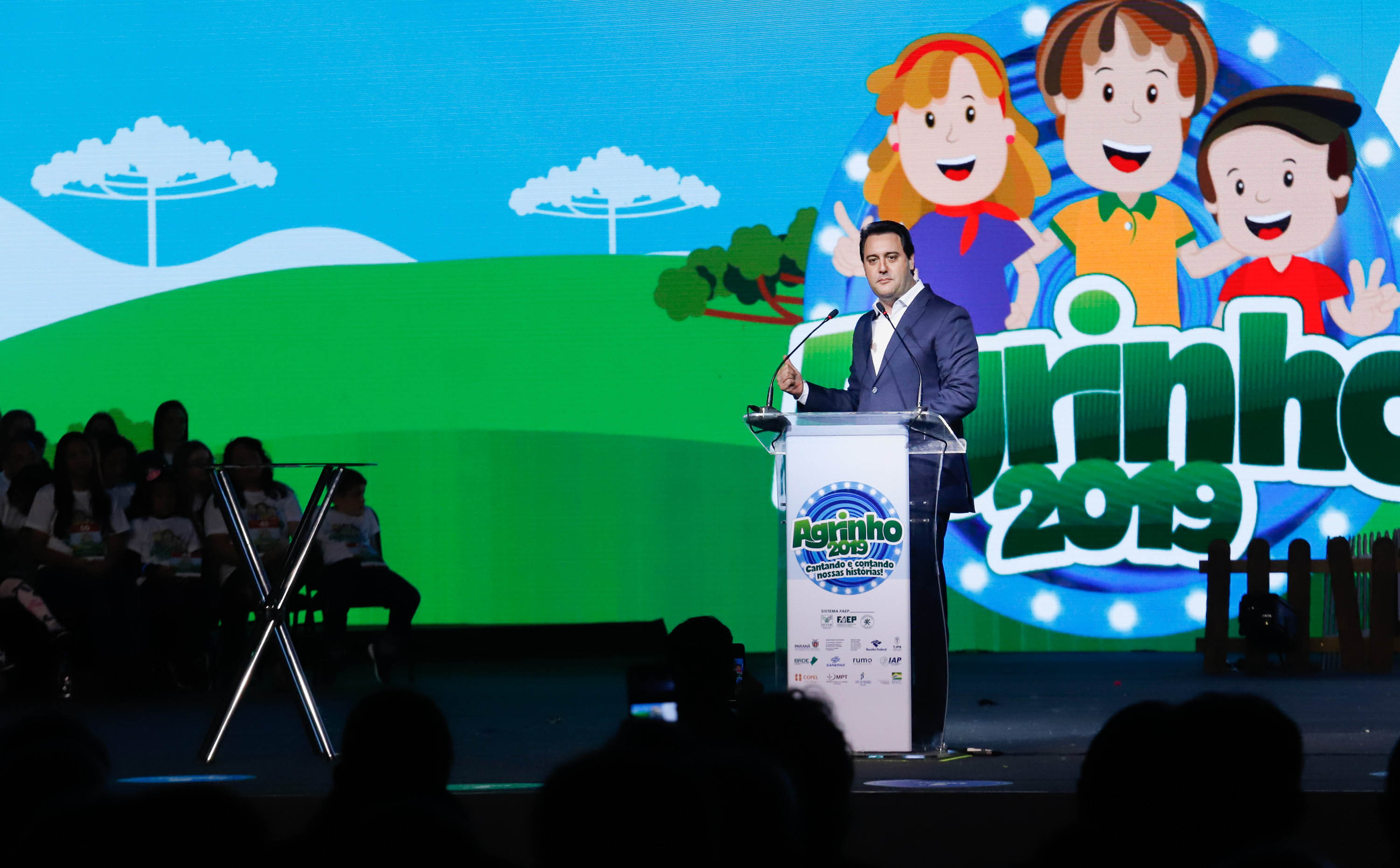 O Governo do Estado e a Federação da Agricultura do Estado do Paraná (Faep) renovaram nesta segunda-feira (21) o convênio para o programa Agrinho nas escolas estaduais do Paraná. O programa leva a escolas das redes públicas municipal e estadual atividades e materiais pedagógicos que tratam da preservação do meio ambiente, despertar da consciência de cidadania e questões que envolvem saúde e qualidade de vida.