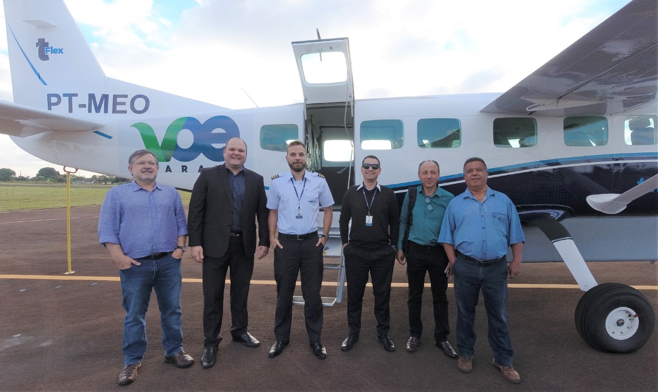 Dois potentes jatos de água batizaram simbolicamente as primeiras aeronaves que partiram com voos de Curitiba para o Interior do Estado inaugurando oficialmente, nesta terça-feira (22), o programa Voe Paraná. O voo 5545 partiu às 12h15 com destino à Guaíra, na região Oeste. O 5555 foi para União da Vitória, no extremo sul do Paraná. Antes disso, uma aeronave saiu de Campo Mourão, no Centro-Oeste, rumo à capital.Foto: Prefeitura de Campo Mourão