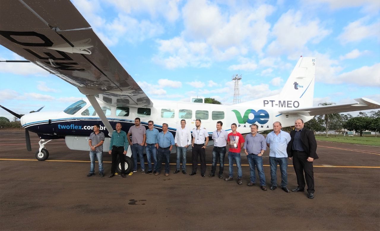Dois potentes jatos de água batizaram simbolicamente as primeiras aeronaves que partiram com voos de Curitiba para o Interior do Estado inaugurando oficialmente, nesta terça-feira (22), o programa Voe Paraná. O voo 5545 partiu às 12h15 com destino à Guaíra, na região Oeste. O 5555 foi para União da Vitória, no extremo sul do Paraná. Antes disso, uma aeronave saiu de Campo Mourão, no Centro-Oeste, rumo à capitalFoto: Prefeitura de Campo Mourão