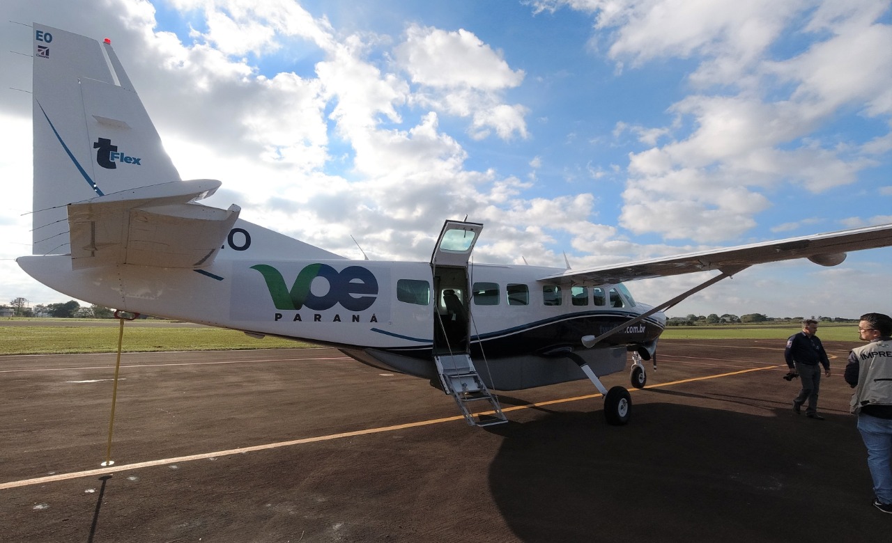 Dois potentes jatos de água batizaram simbolicamente as primeiras aeronaves que partiram com voos de Curitiba para o Interior do Estado inaugurando oficialmente, nesta terça-feira (22), o programa Voe Paraná. O voo 5545 partiu às 12h15 com destino à Guaíra, na região Oeste. O 5555 foi para União da Vitória, no extremo sul do Paraná. Antes disso, uma aeronave saiu de Campo Mourão, no Centro-Oeste, rumo à capital.Foto: Prefeitura de Campo Mourão